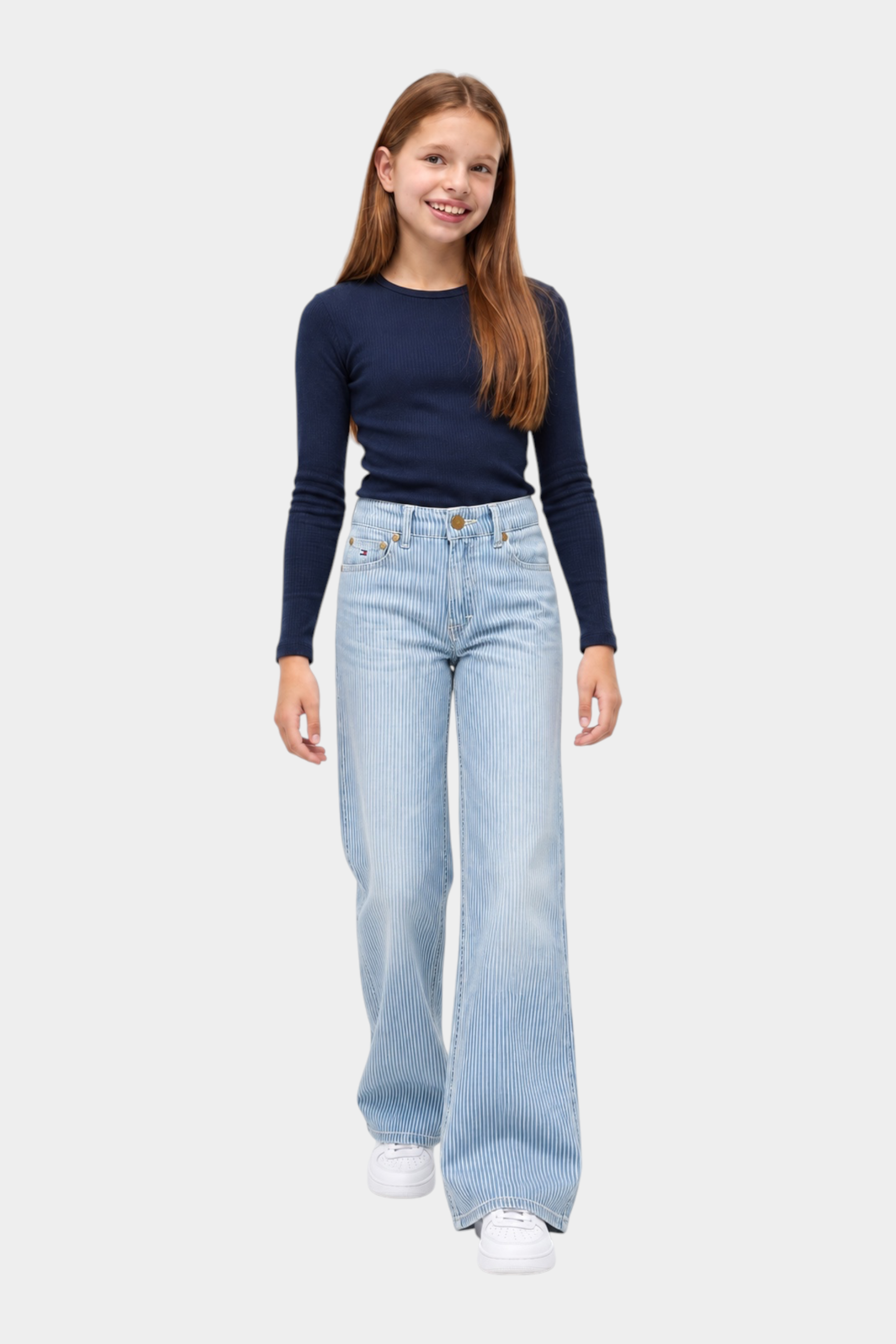 Ragazza indossa jeans wide leg a righe azzurri Follower SRL in cotone sostenibile con maglia blu a maniche lunghe