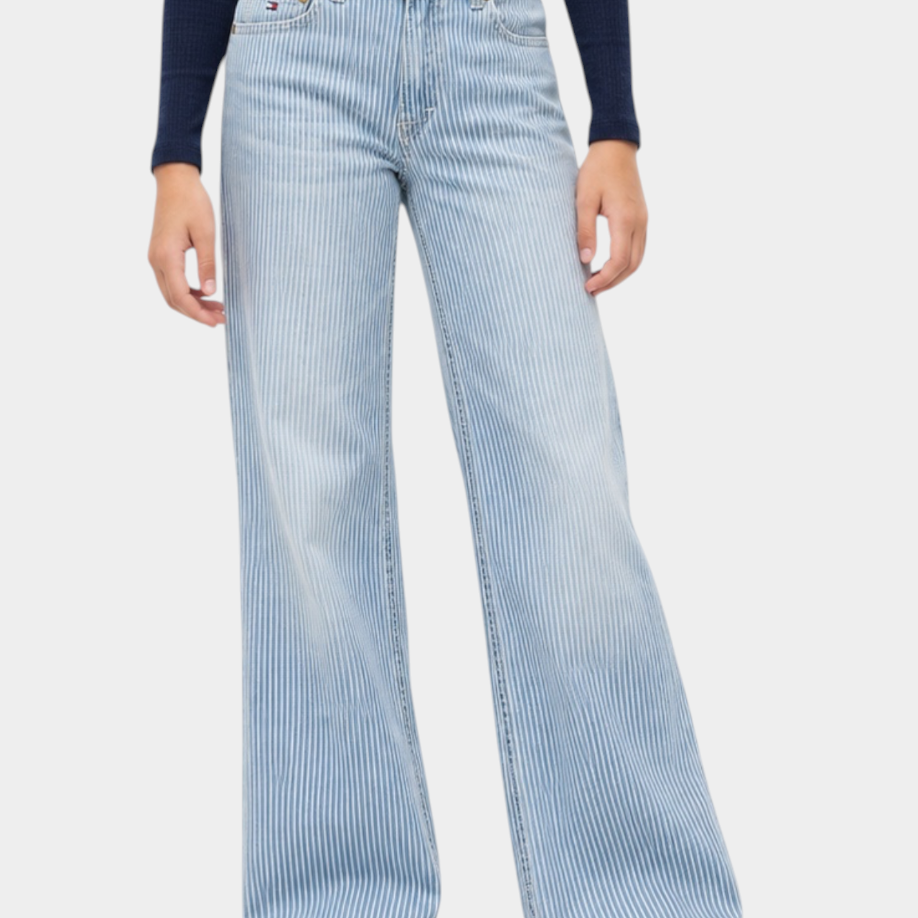 Ragazza indossa jeans wide leg a righe azzurri TOMMY HILFIGER di Follower SRL con maglia blu a maniche lunghe