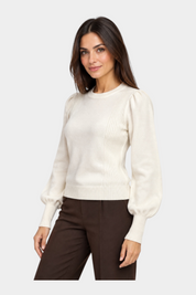 Modella indossa maglia lupetto Follower SRL color avorio con maniche a sbuffo e dettagli a coste