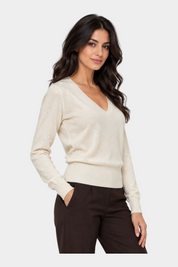 Modella indossa maglia Follower SRL avorio con scollo a V e dettagli in paillettes luminose su sfondo neutro
