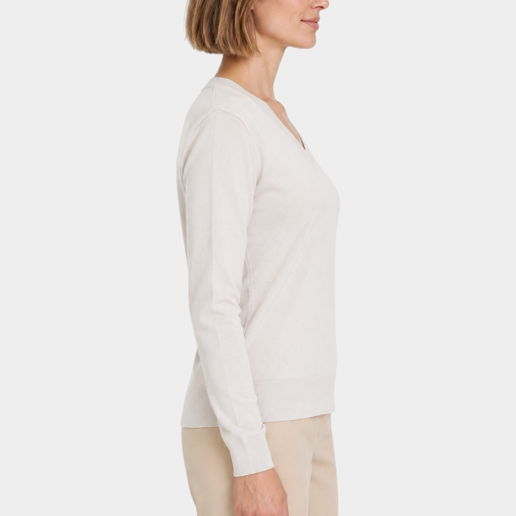 Modella indossa maglia a maniche lunghe con scollo a V color avorio di Follower SRL, vista laterale