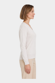 Modella indossa maglia a maniche lunghe con scollo a V color avorio di Follower SRL, vista laterale