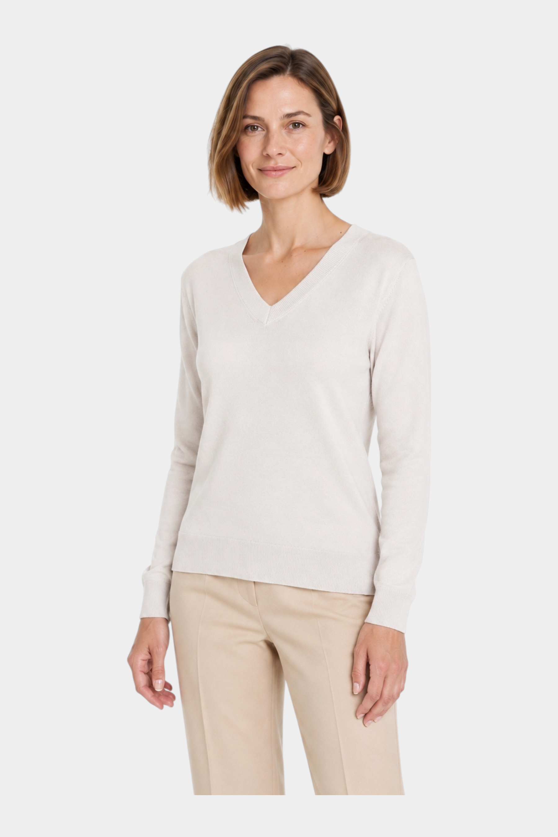 Modella indossa una maglia Follower SRL color avorio con scollo a V, maniche lunghe e vestibilità classica