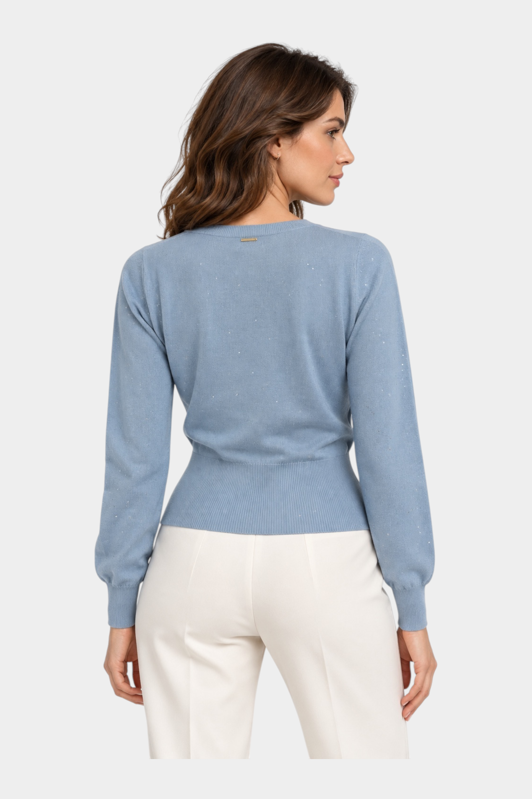 Modella indossa maglia Follower SRL azzurra a maniche lunghe con paillettes e scollo a V, vista posteriore