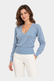 Modella indossa maglia Follower SRL azzurra con scollo a V e dettagli in paillettes luminose