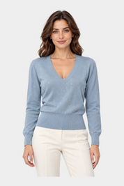 Modella indossa maglia Follower SRL azzurra con scollo a V e dettagli luminosi in paillettes