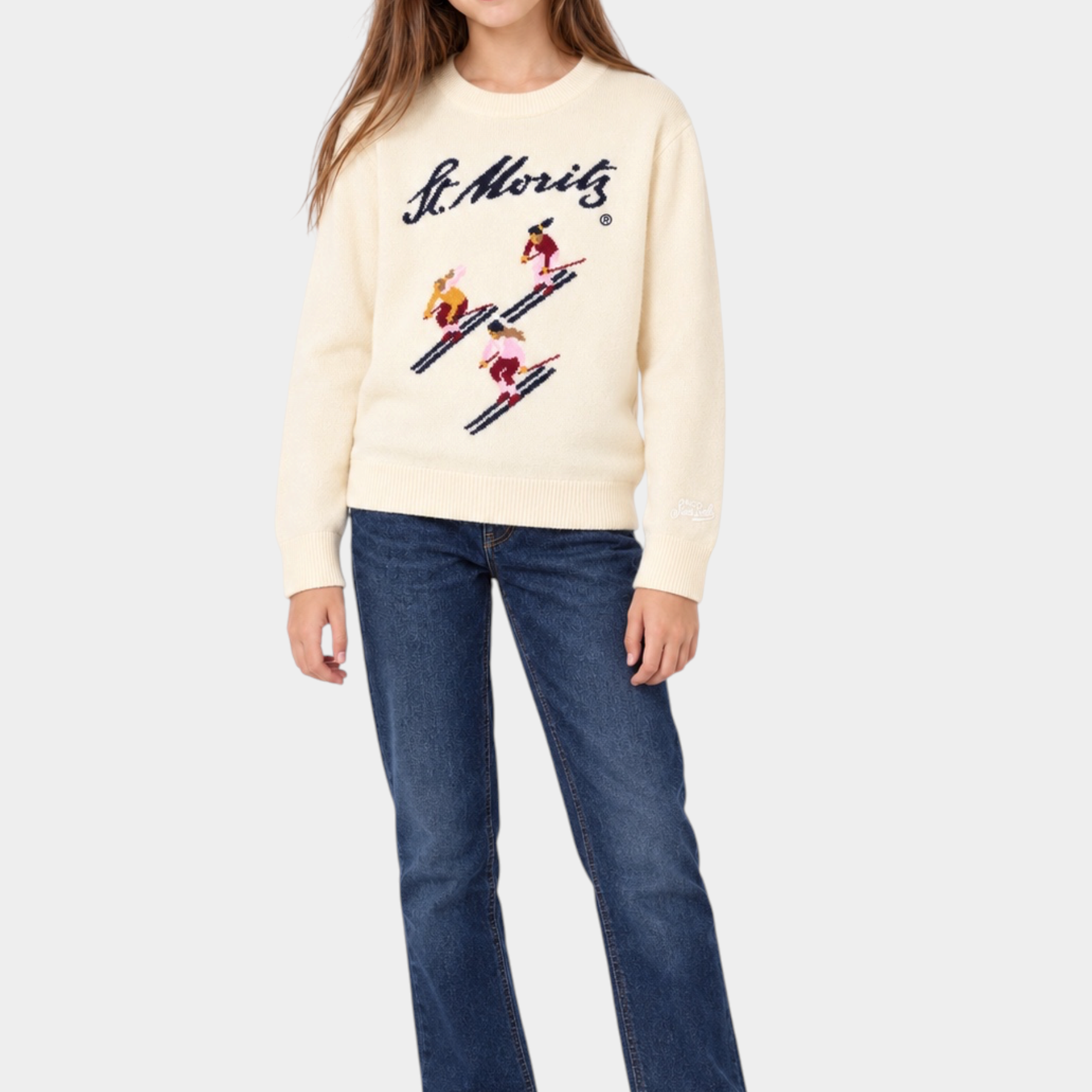 Bambina indossa maglia girocollo Follower SRL color avorio con intarsio sciatori St. Moritz e scritta blu navy
