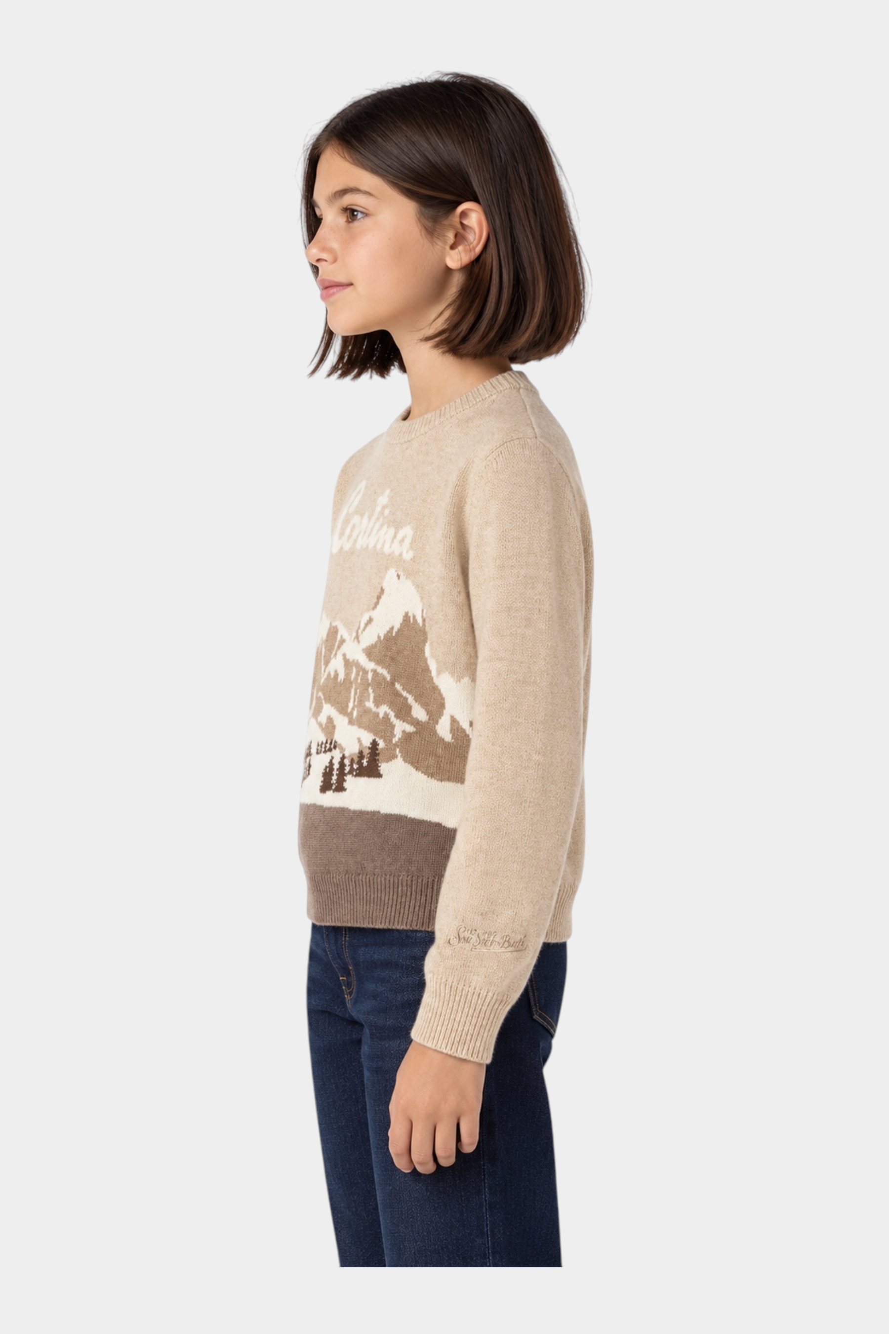 Bambina indossa maglia Follower SRL beige girocollo con intarsio paesaggio montano Cortina e dettagli a costine