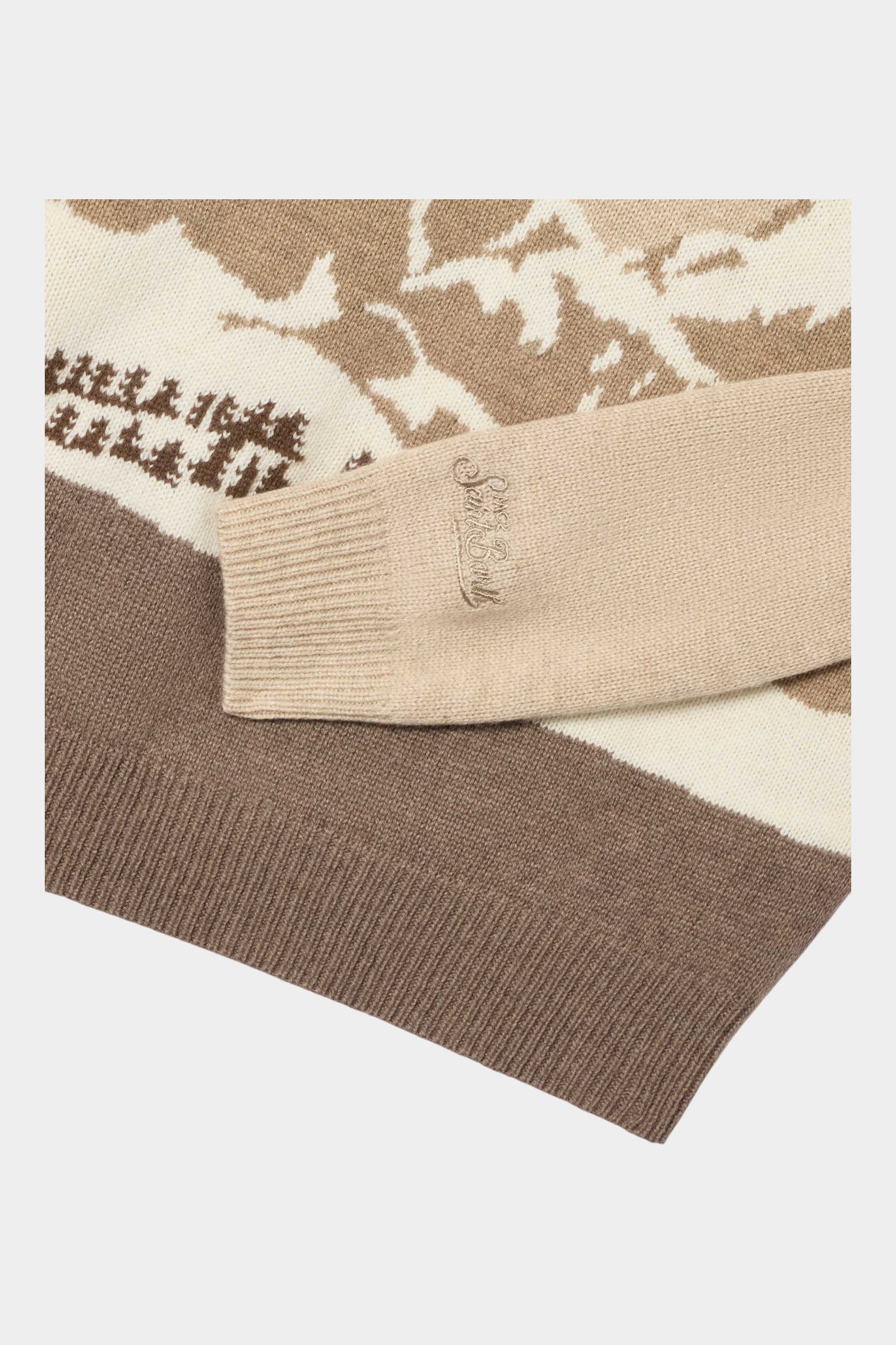 Dettaglio della manica e del bordo a costine della maglia Follower SRL beige con ricamo del logo Saint Barth