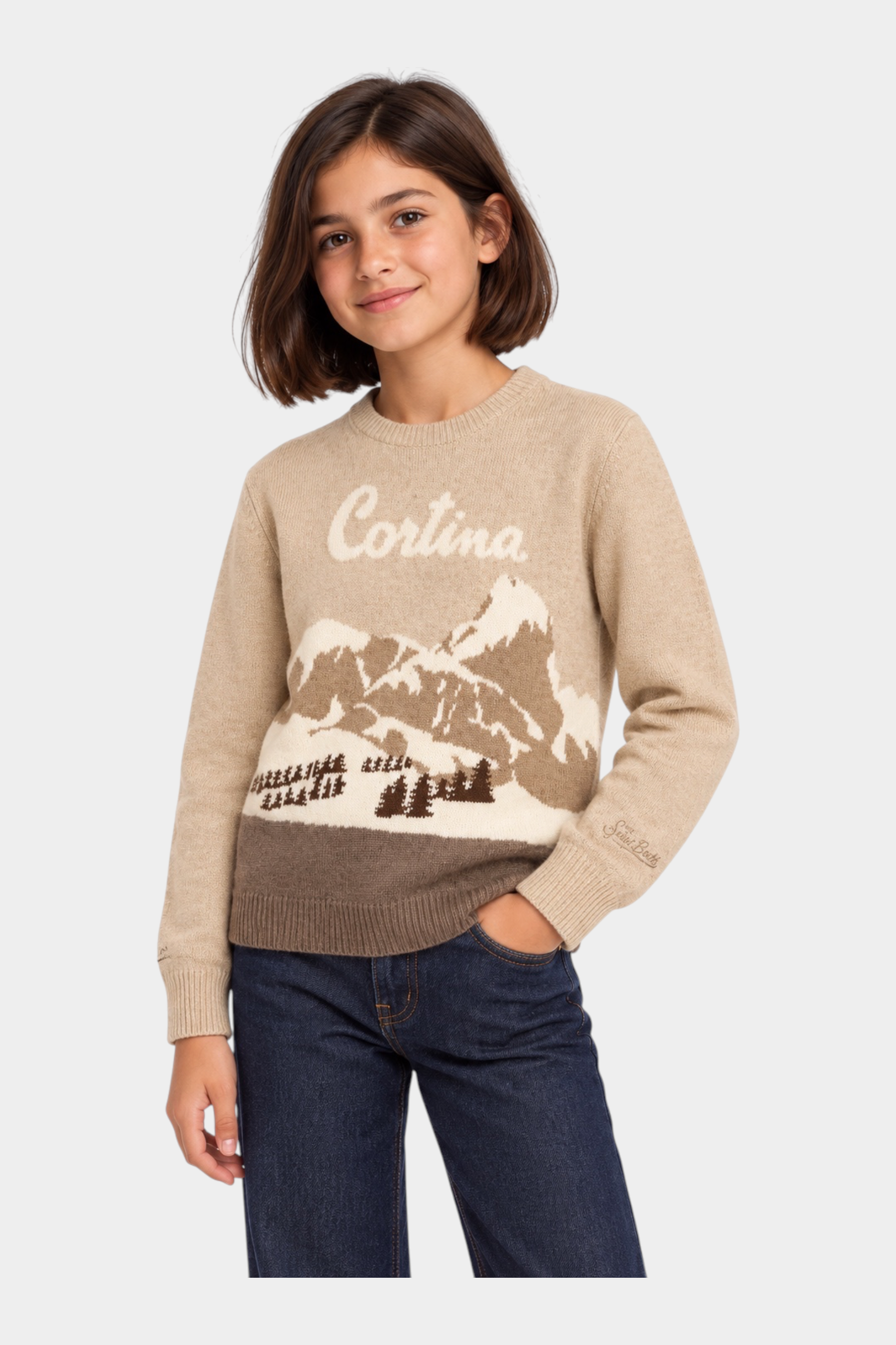 Bambina indossa maglia Follower SRL beige girocollo con intarsio paesaggio montano Cortina e dettagli a costine