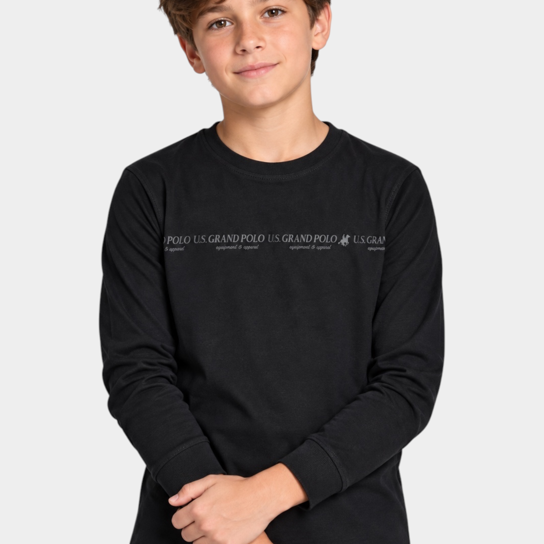 Ragazzo indossa una maglia girocollo nera a maniche lunghe con logo US GRAND POLO, collezione Follower SRL