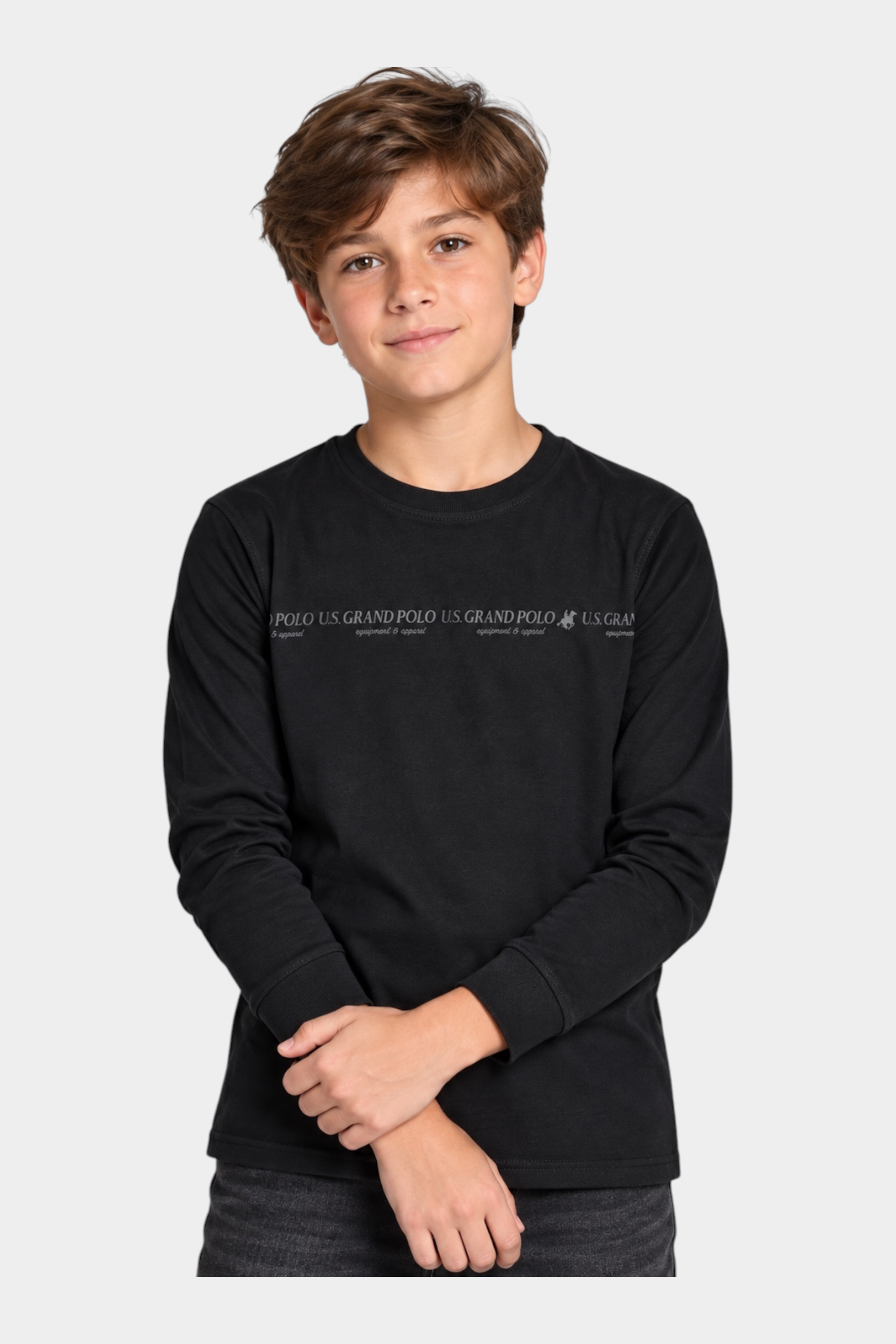 Ragazzo indossa una maglia girocollo nera a maniche lunghe con logo US GRAND POLO, collezione Follower SRL