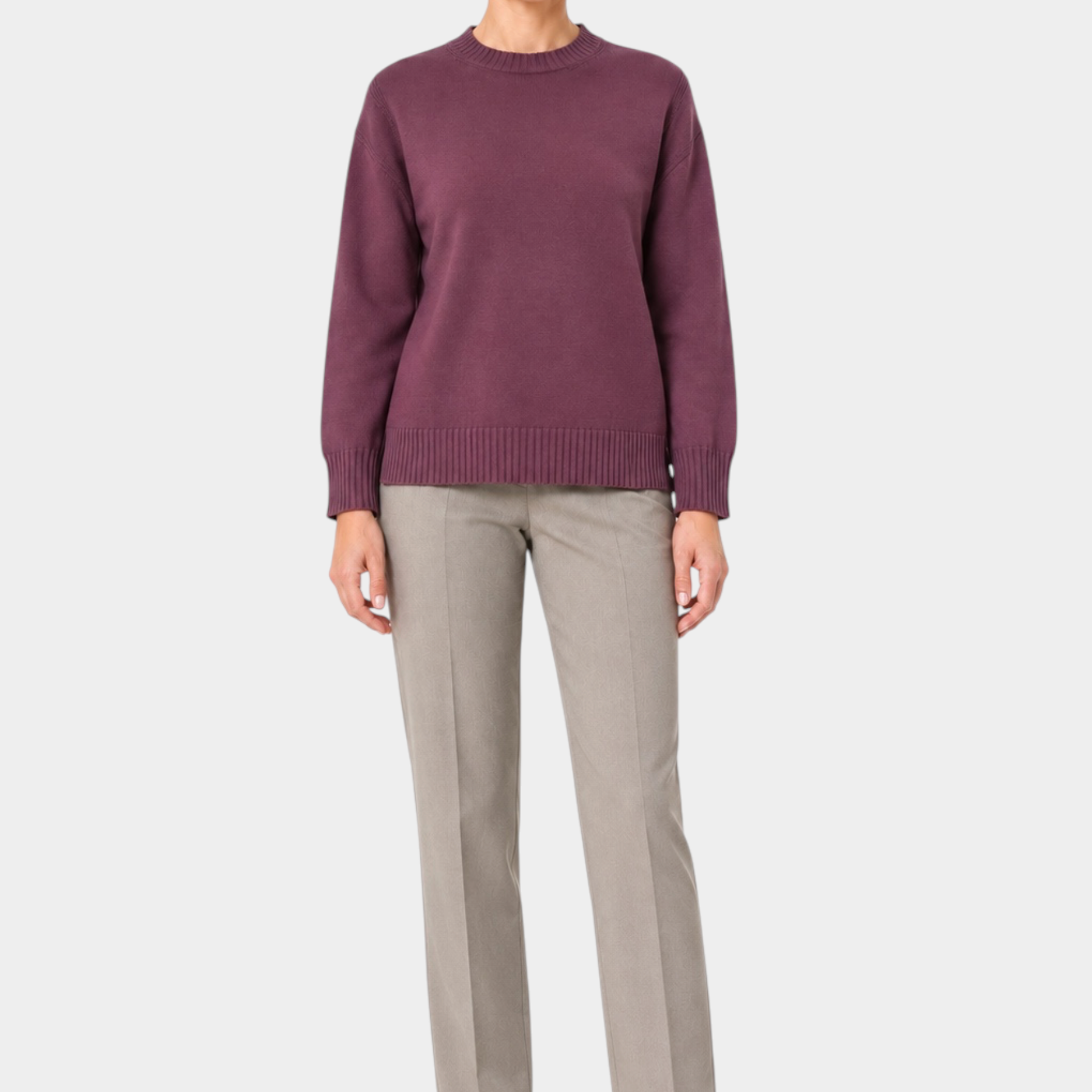 Modella indossa maglia girocollo bordeaux Follower SRL in taglio boxy fit con bordi a costine su pantaloni eleganti