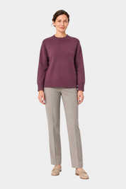 Modella indossa maglia girocollo bordeaux Follower SRL in taglio boxy fit con bordi a costine su pantaloni eleganti