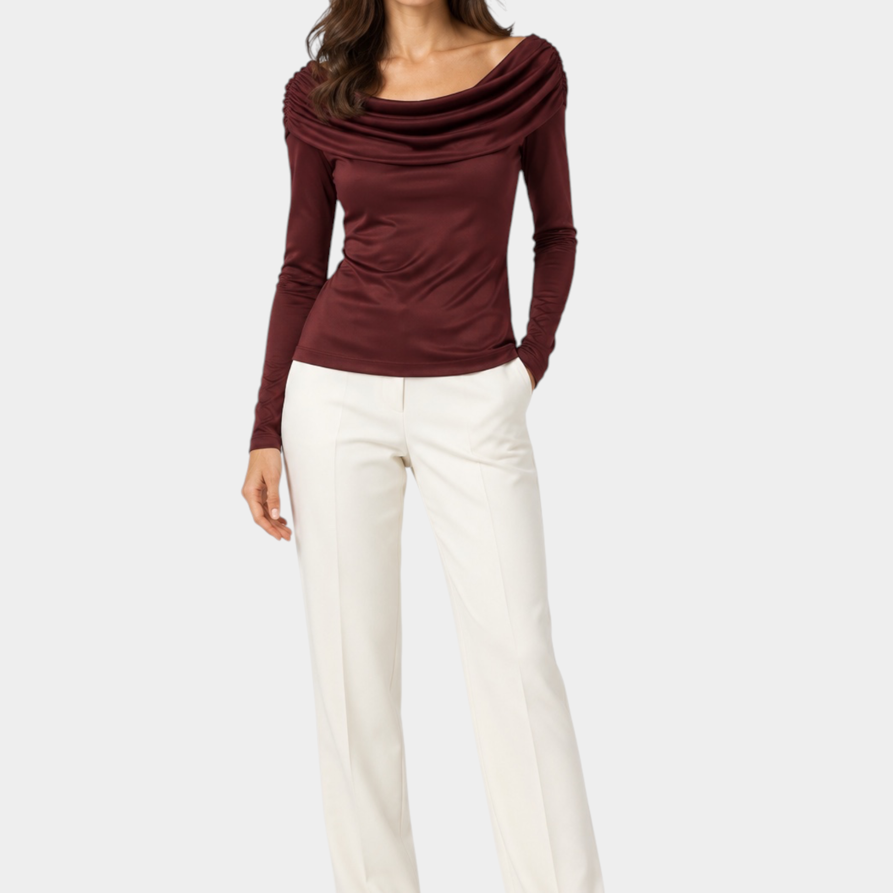 Modella indossa maglia bordeaux Follower SRL con scollo a barca drappeggiato e maniche lunghe con pantaloni bianchi