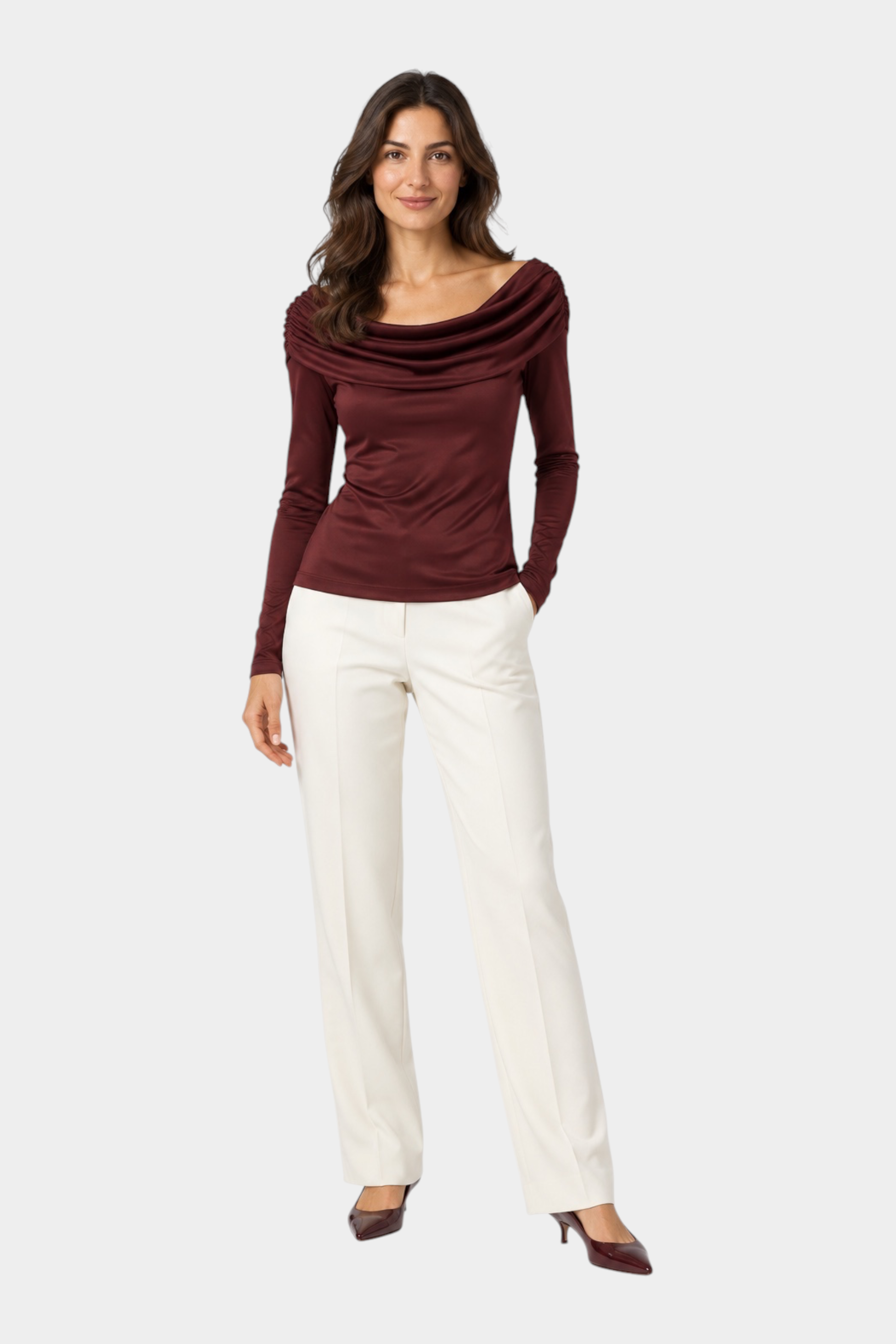 Modella indossa maglia bordeaux Follower SRL con scollo a barca drappeggiato e maniche lunghe con pantaloni bianchi