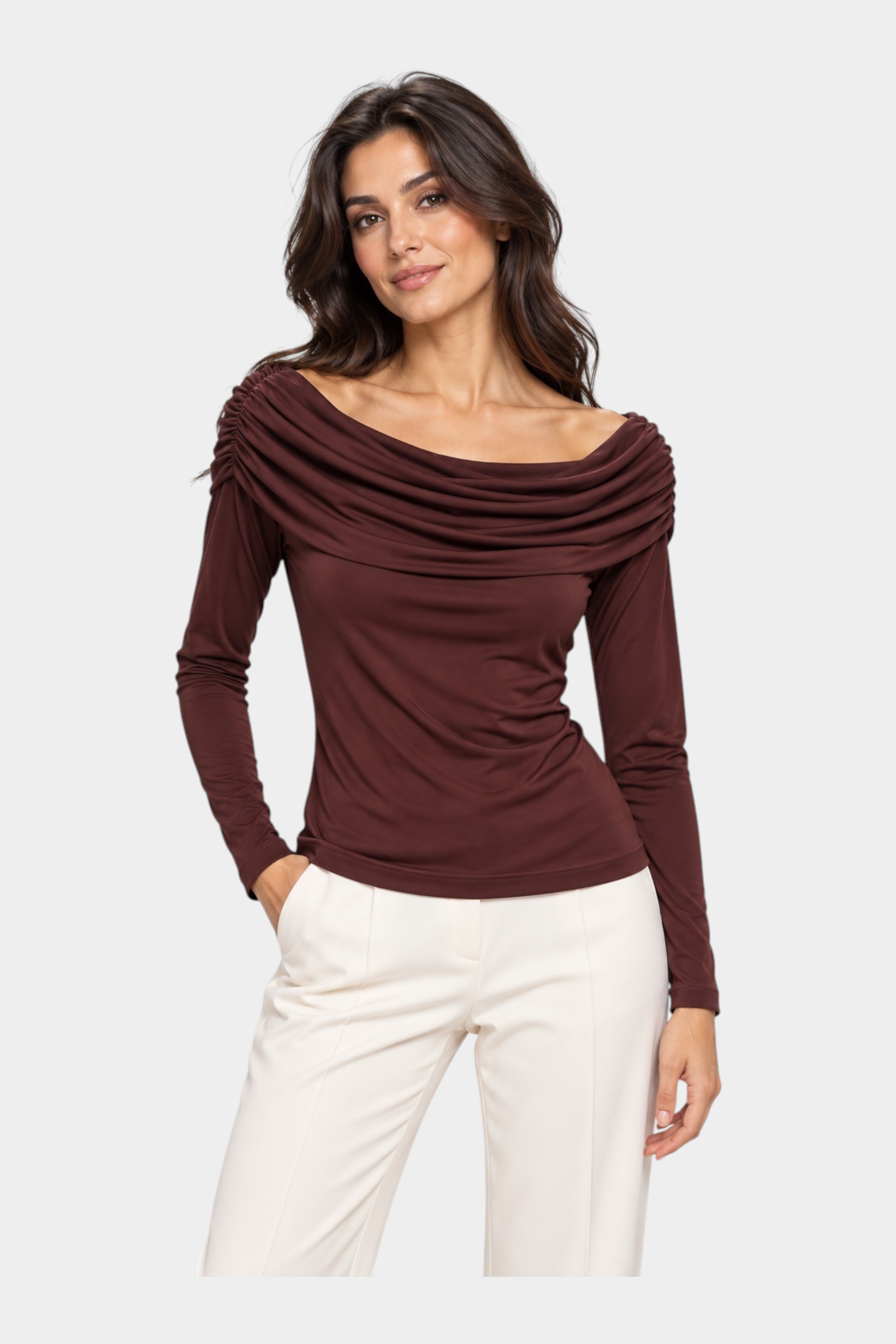 Modella indossa maglia Follower SRL bordeaux con scollo a barca drappeggiato e maniche lunghe