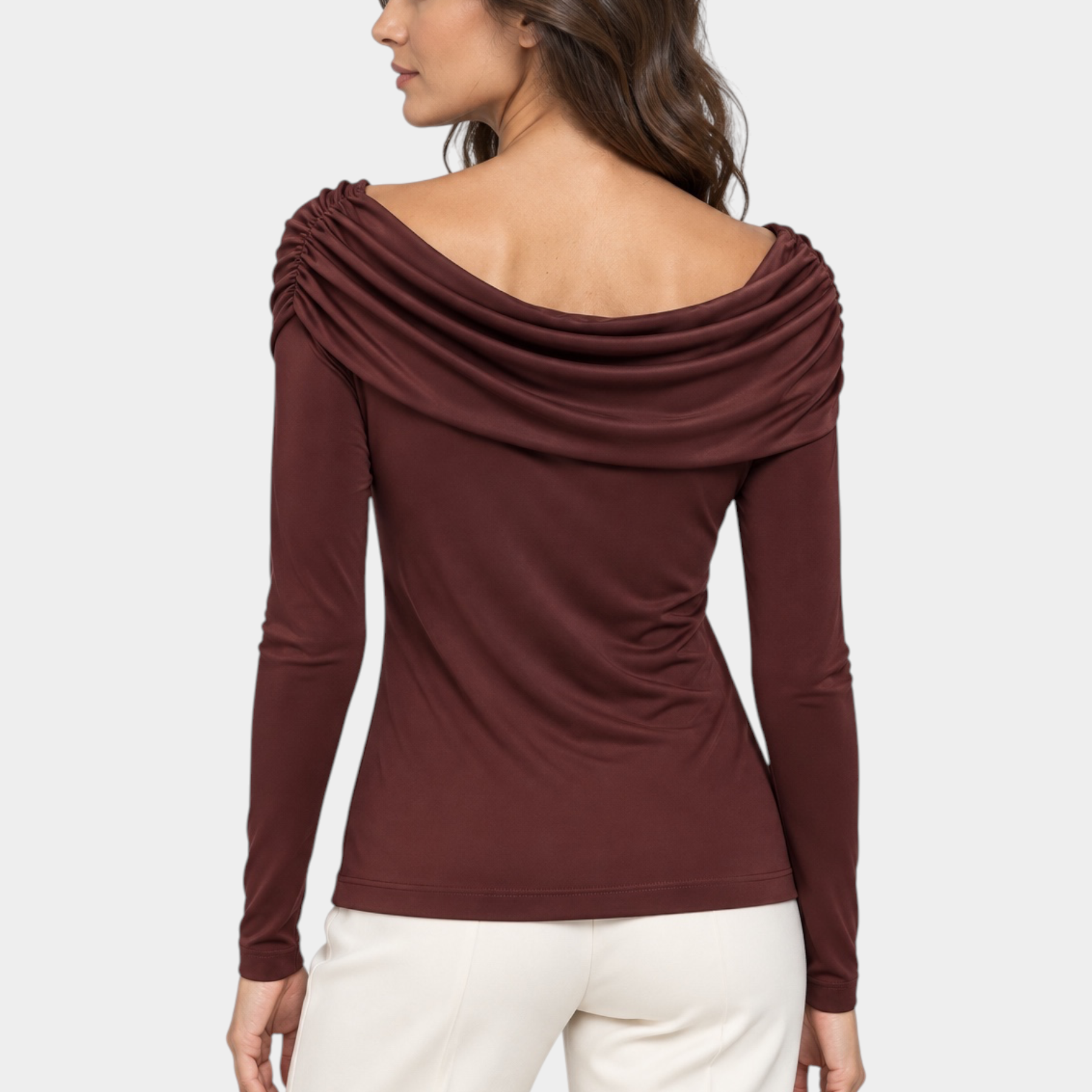 Modella indossa maglia Follower SRL bordeaux con scollo a barca drappeggiato e maniche lunghe, vista posteriore