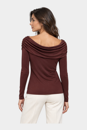 Modella indossa maglia Follower SRL bordeaux con scollo a barca drappeggiato e maniche lunghe, vista posteriore