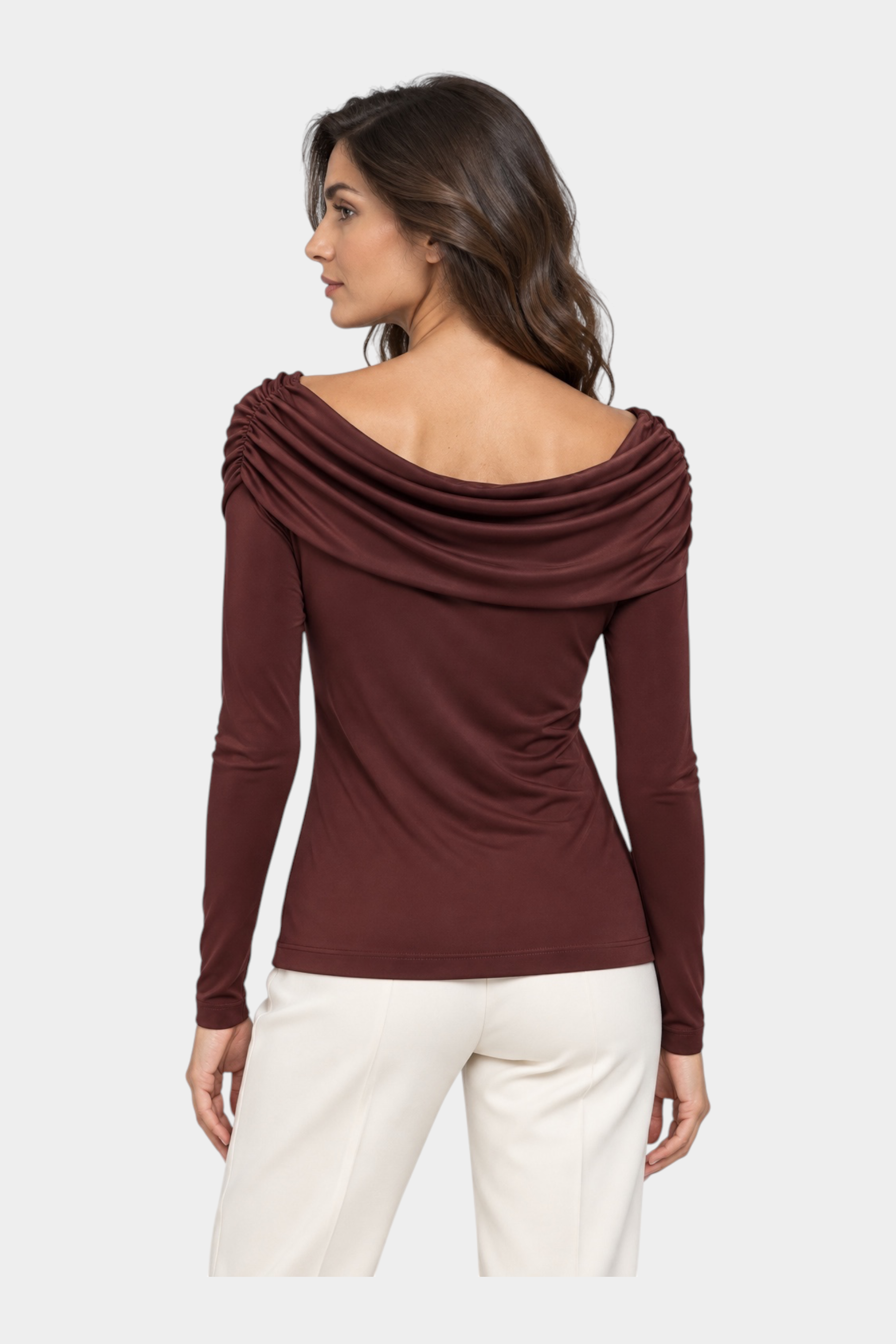 Modella indossa maglia Follower SRL bordeaux con scollo a barca drappeggiato e maniche lunghe, vista posteriore