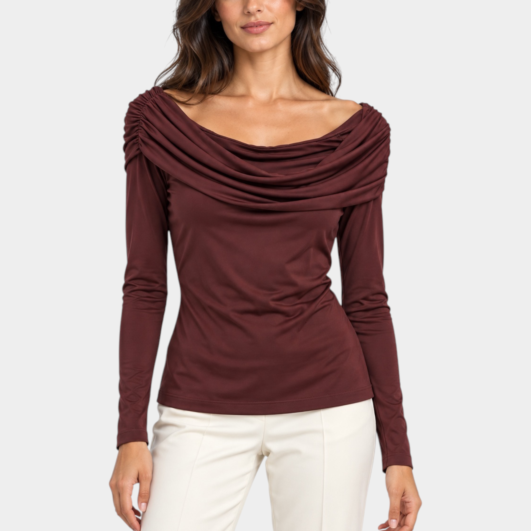 Modella indossa maglia Follower SRL bordeaux con scollo a barca drappeggiato e maniche lunghe su pantaloni chiari