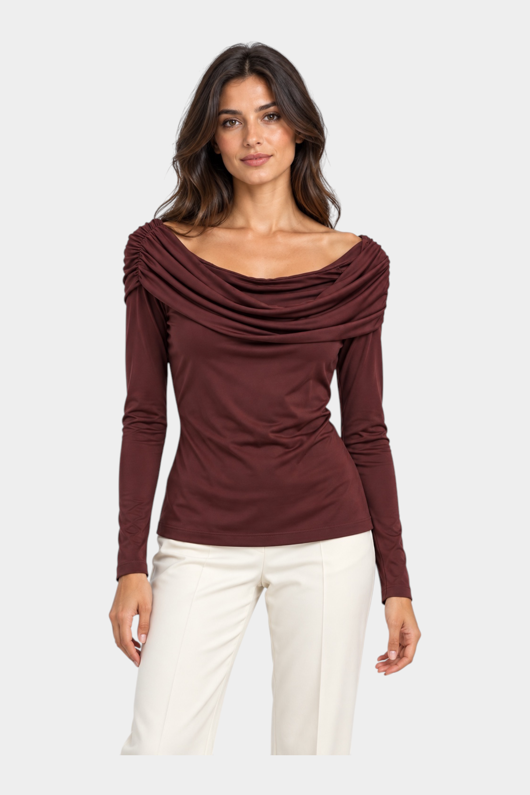Modella indossa maglia Follower SRL bordeaux con scollo a barca drappeggiato e maniche lunghe su pantaloni chiari