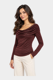 Modella indossa una maglia Follower SRL bordeaux con scollo a barca drappeggiato e maniche lunghe