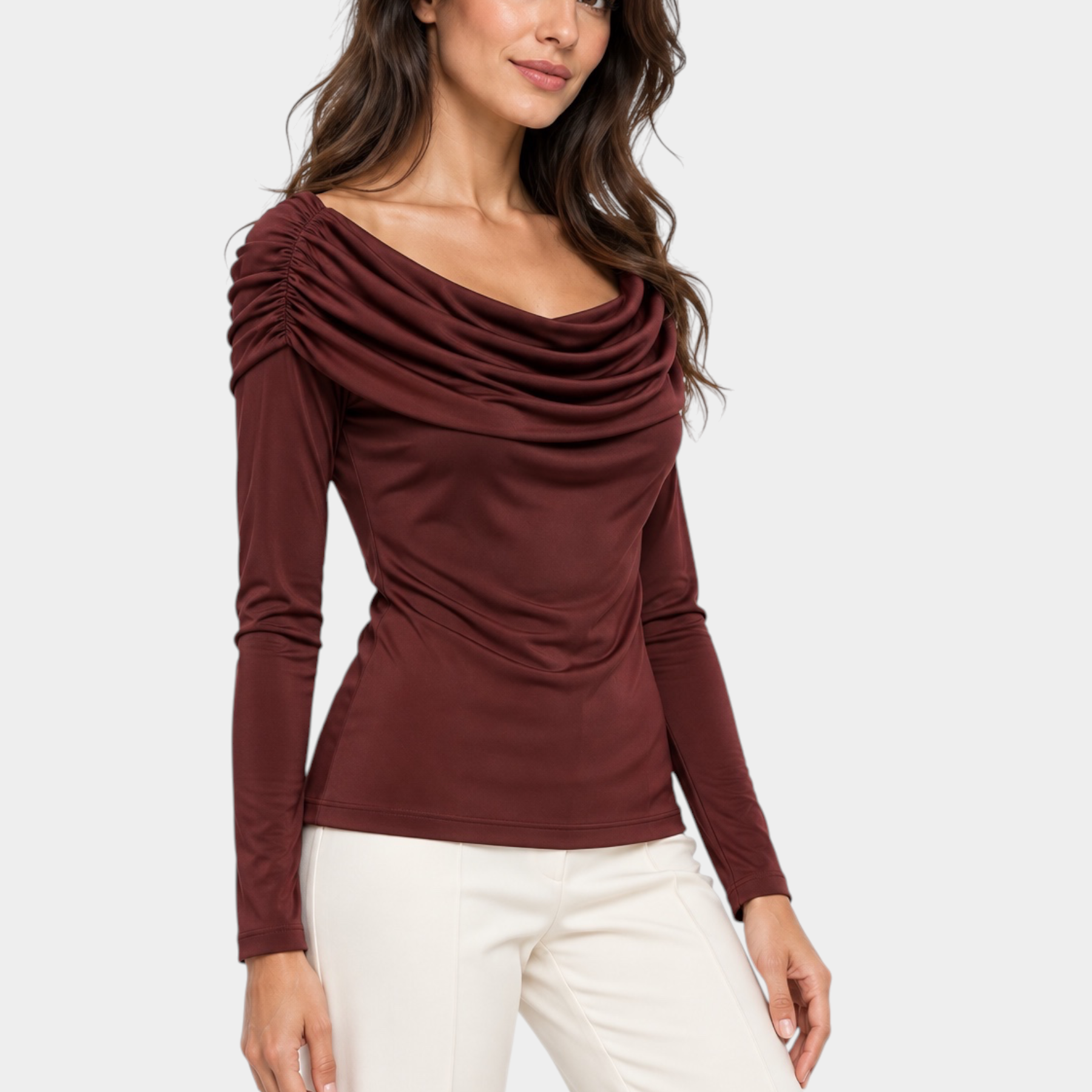 Modella indossa una maglia Follower SRL bordeaux con scollo a barca drappeggiato e maniche lunghe