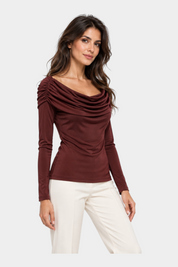 Modella indossa una maglia Follower SRL bordeaux con scollo a barca drappeggiato e maniche lunghe