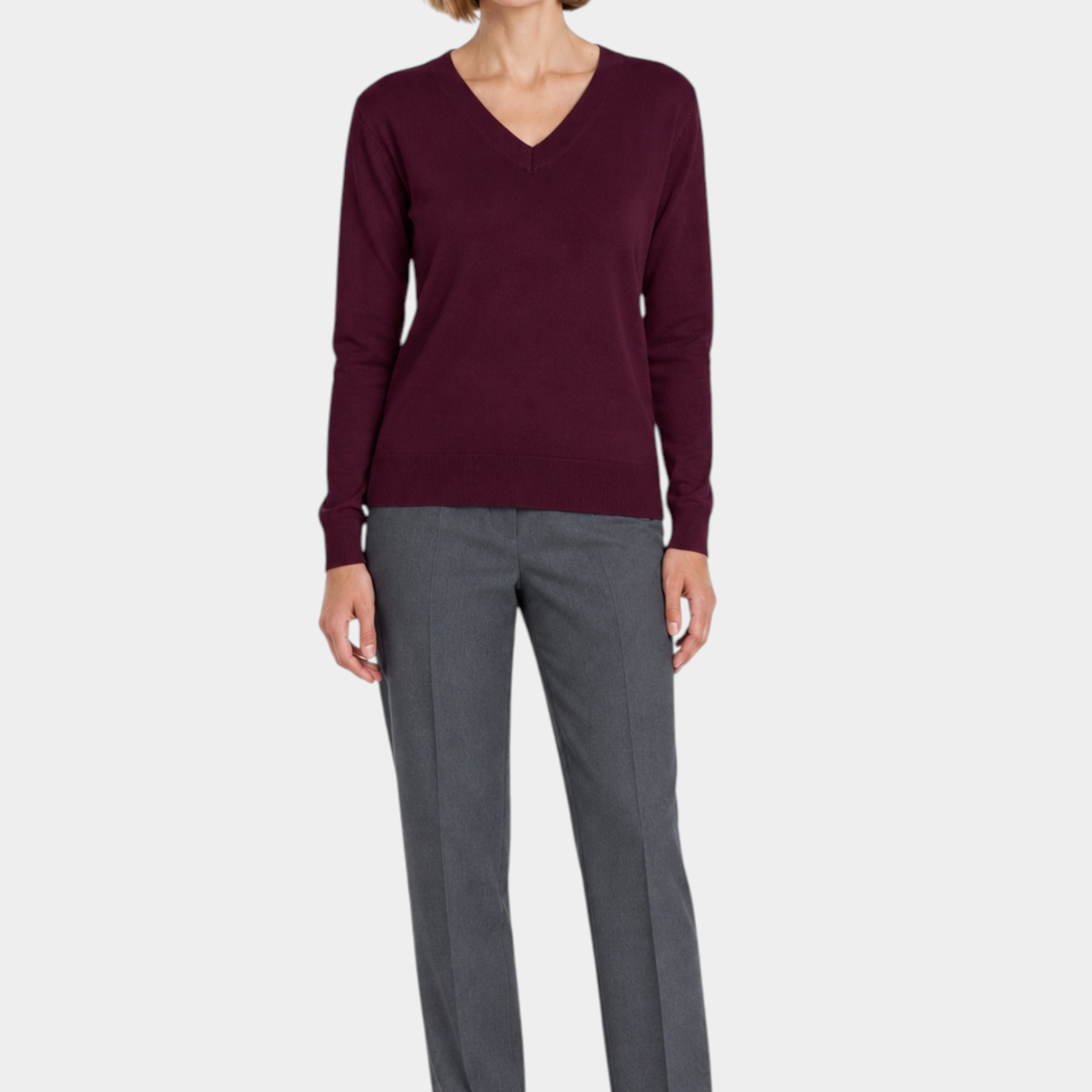 Modella indossa maglia bordeaux con scollo a V Ragno e pantaloni grigi eleganti, stile casual chic Follower SRL