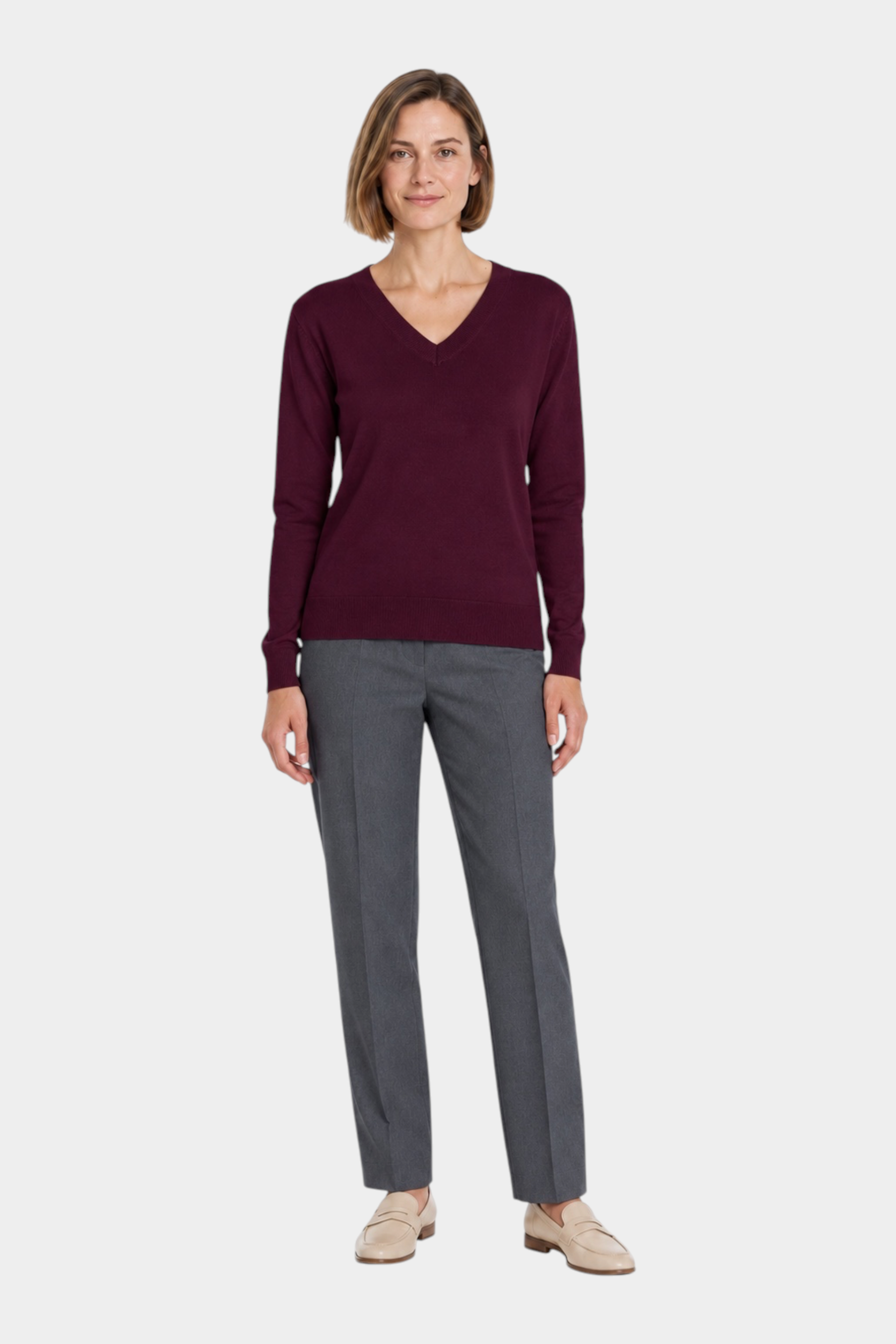 Modella indossa maglia bordeaux con scollo a V Ragno e pantaloni grigi eleganti, stile casual chic Follower SRL