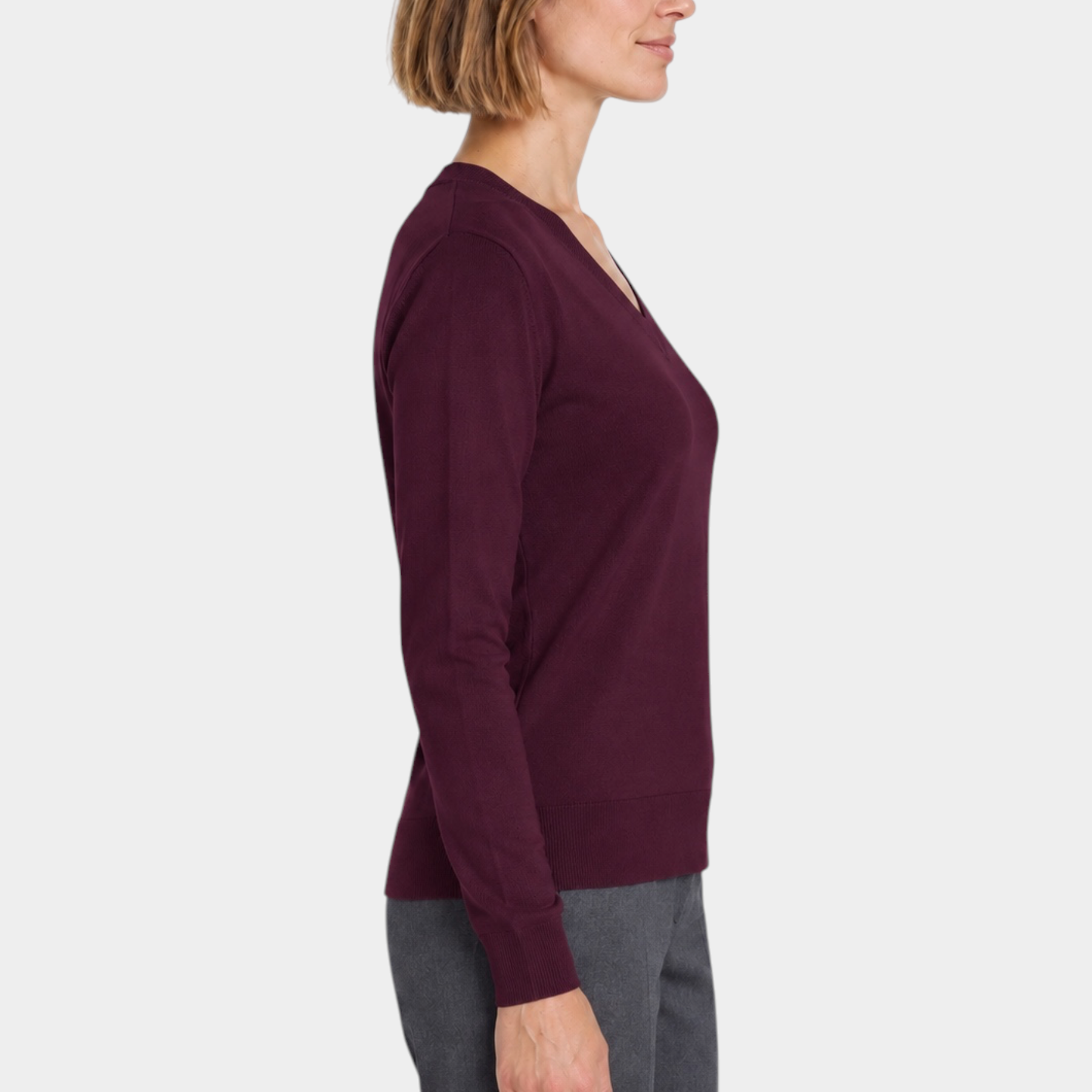 Donna che indossa una maglia bordeaux con scollo a V a maniche lunghe di Follower SRL, vista di profilo