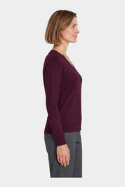 Donna che indossa una maglia bordeaux con scollo a V a maniche lunghe di Follower SRL, vista di profilo