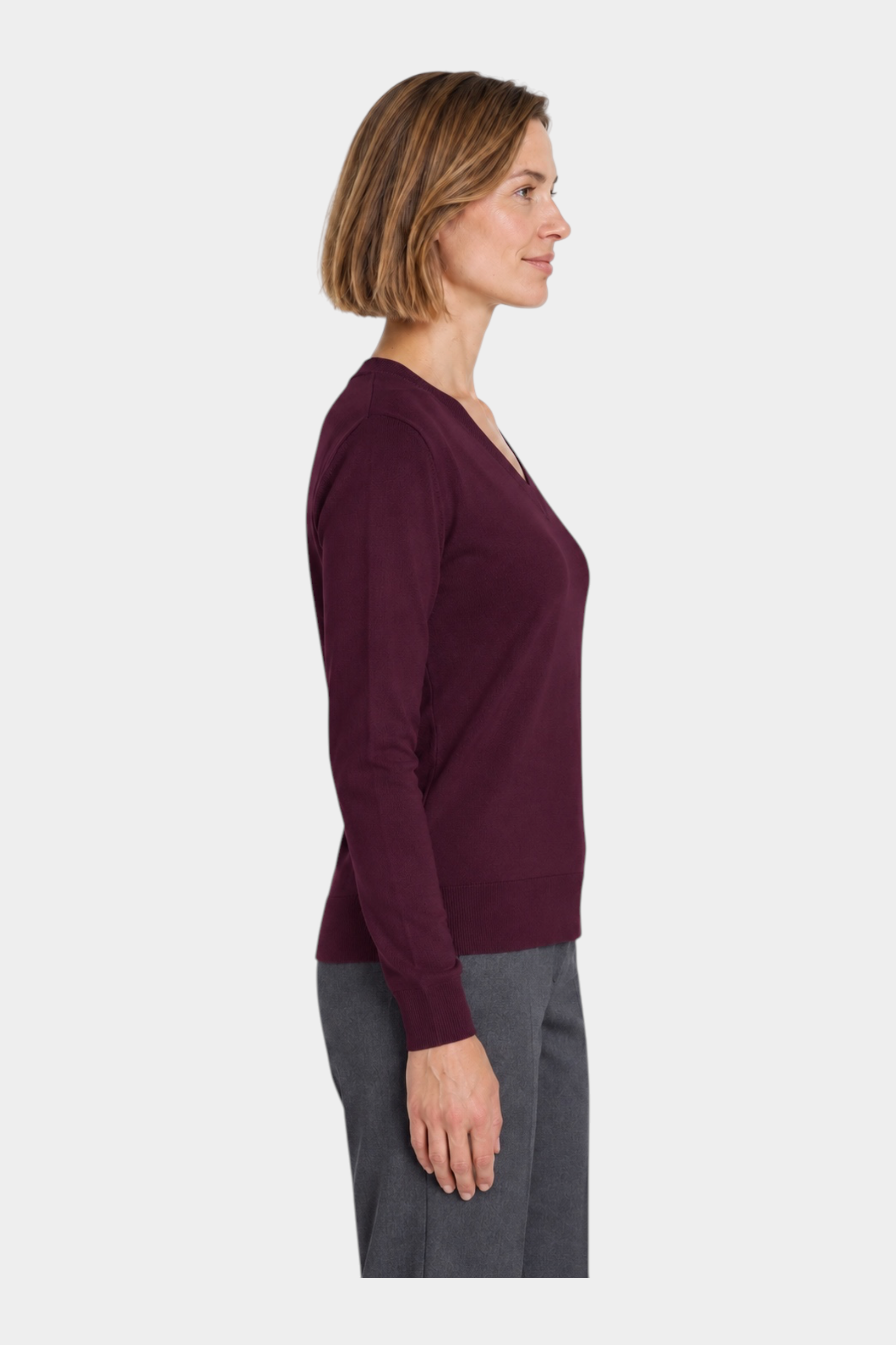 Donna che indossa una maglia bordeaux con scollo a V a maniche lunghe di Follower SRL, vista di profilo