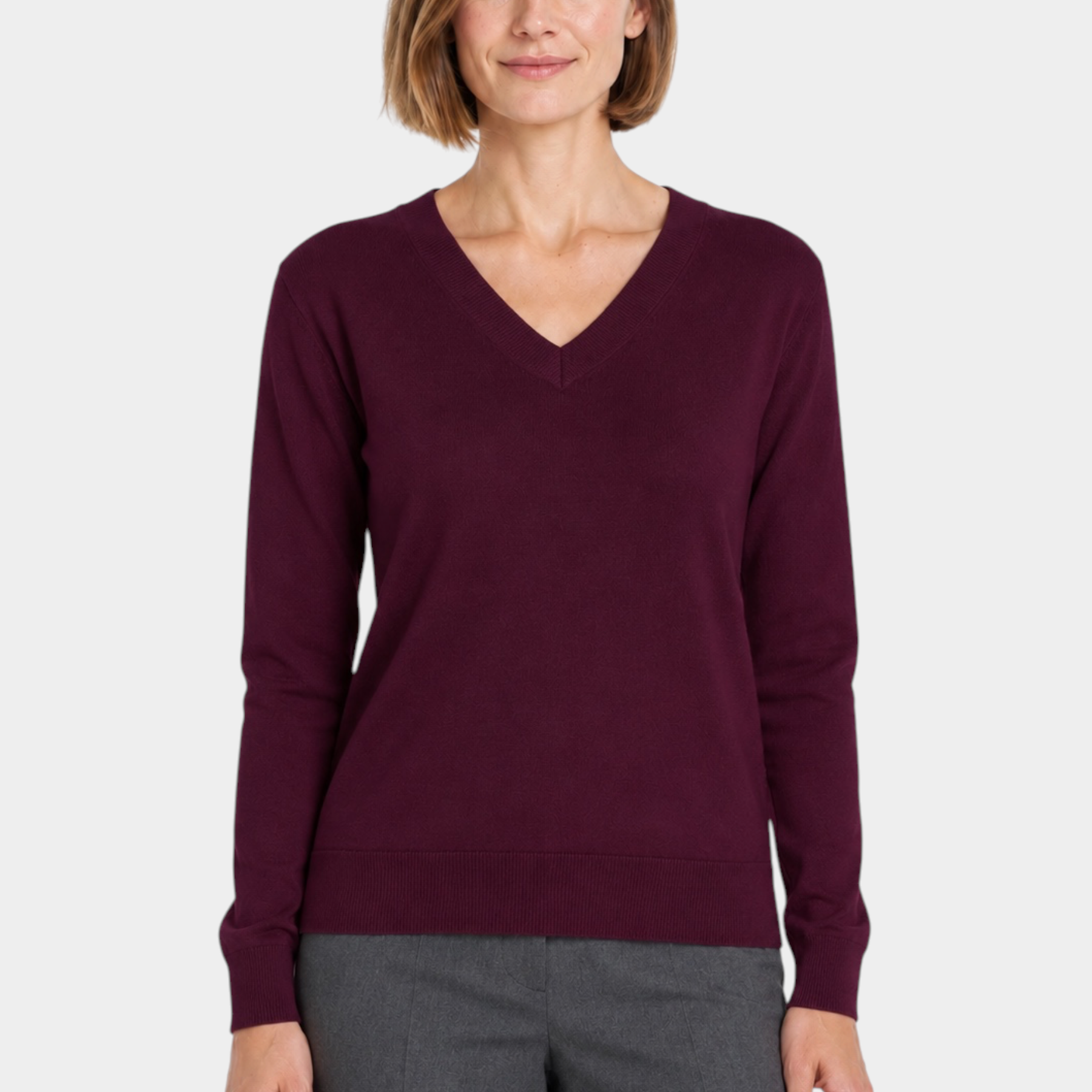 Donna che indossa una maglia Follower SRL bordeaux con scollo a V e maniche lunghe su sfondo bianco