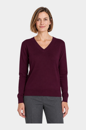 Donna che indossa una maglia Follower SRL bordeaux con scollo a V e maniche lunghe su sfondo bianco