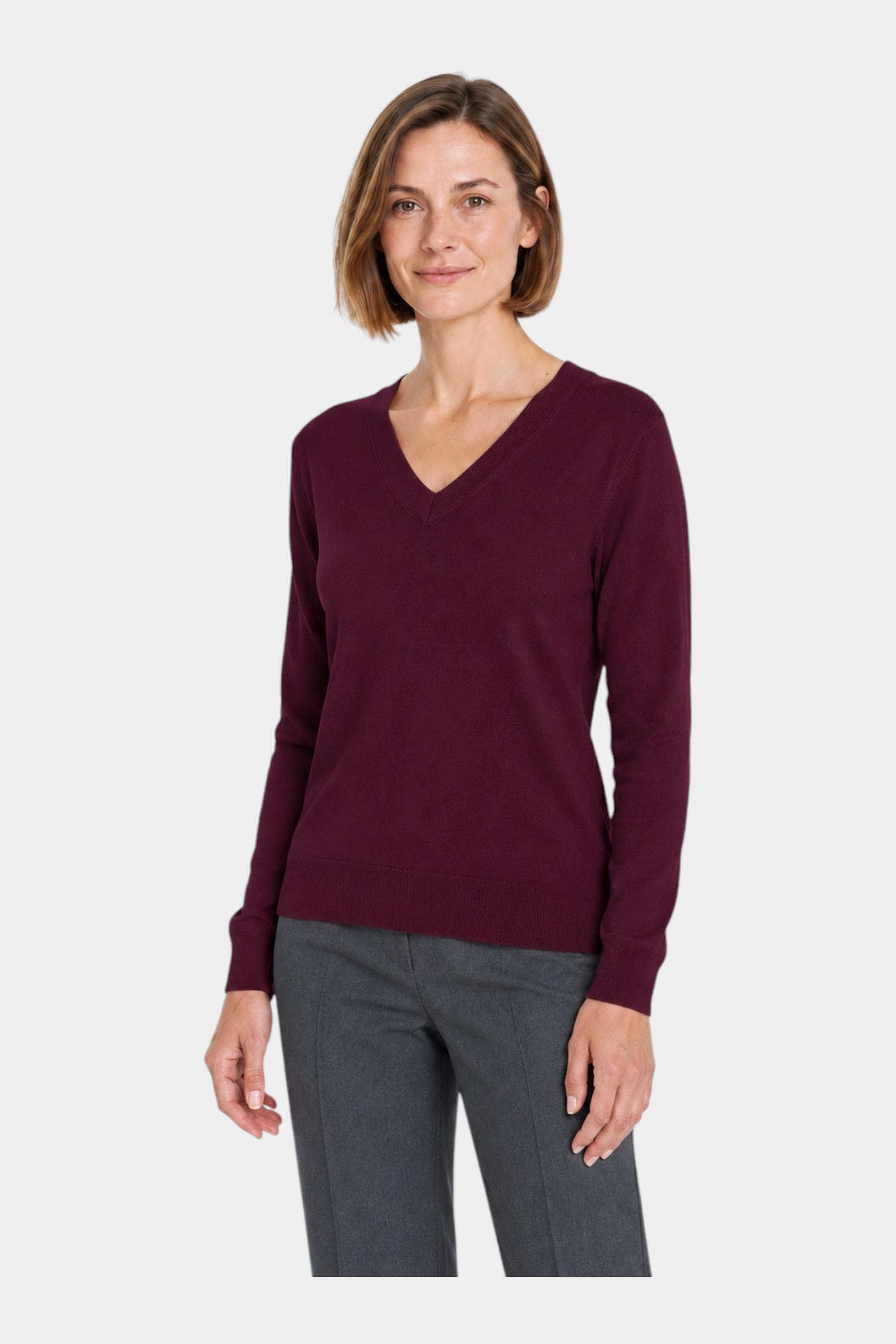 Maglia donna bordeaux con scollo a V a maniche lunghe firmata Follower SRL indossata da una modella