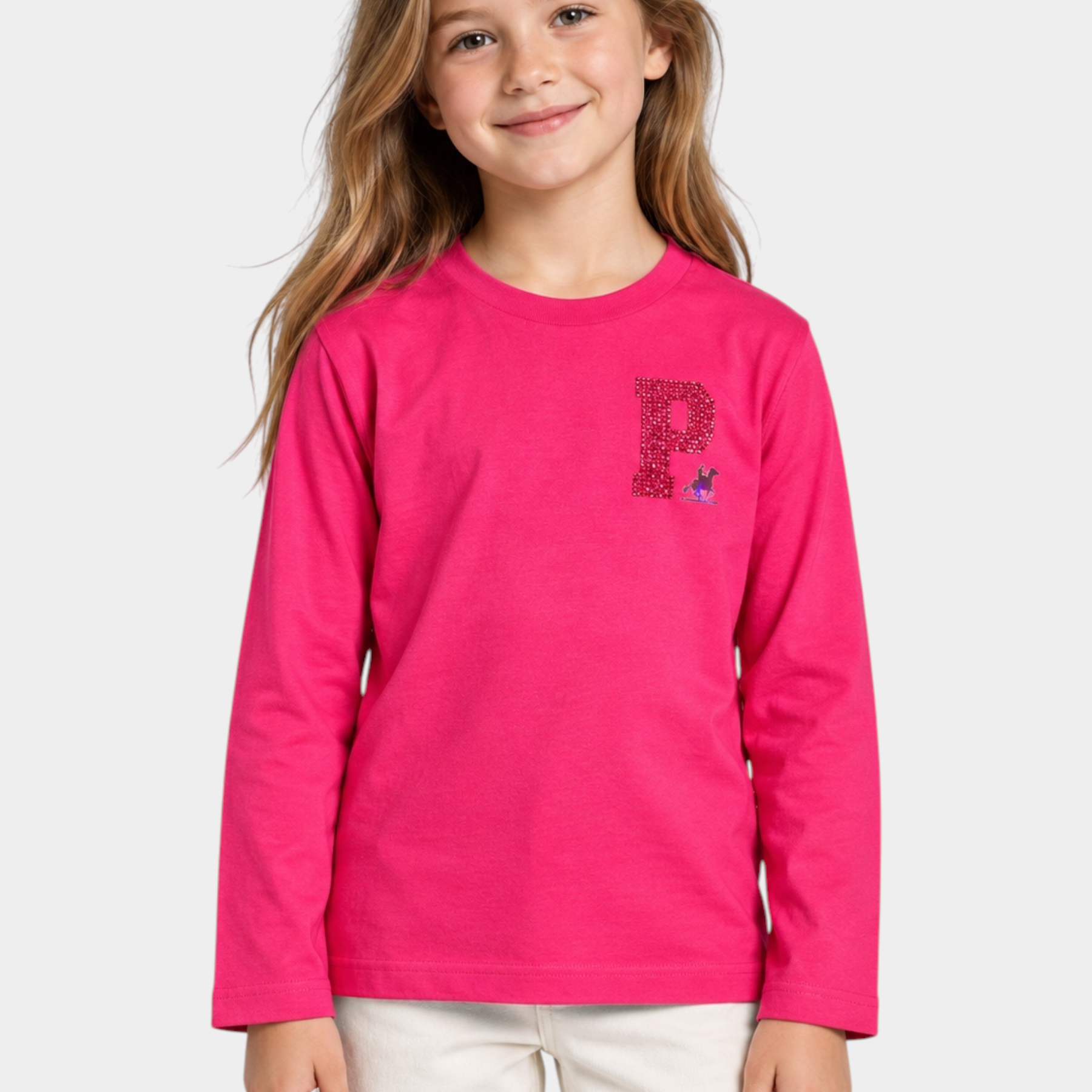 Bambina indossa una maglia a maniche lunghe fucsia Follower SRL con decorazione a strass a forma di lettera P