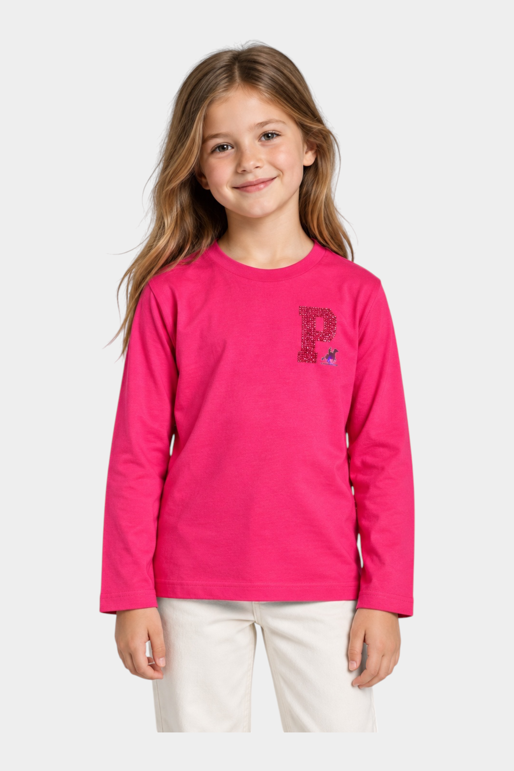 Bambina indossa una maglia a maniche lunghe fucsia Follower SRL con decorazione a strass a forma di lettera P