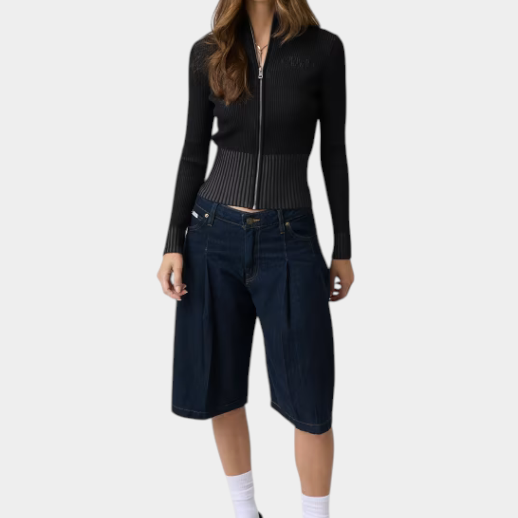 Modella indossa maglia Follower SRL GUESS full zip nera in misto lana a coste con maniche lunghe e vestibilità comoda