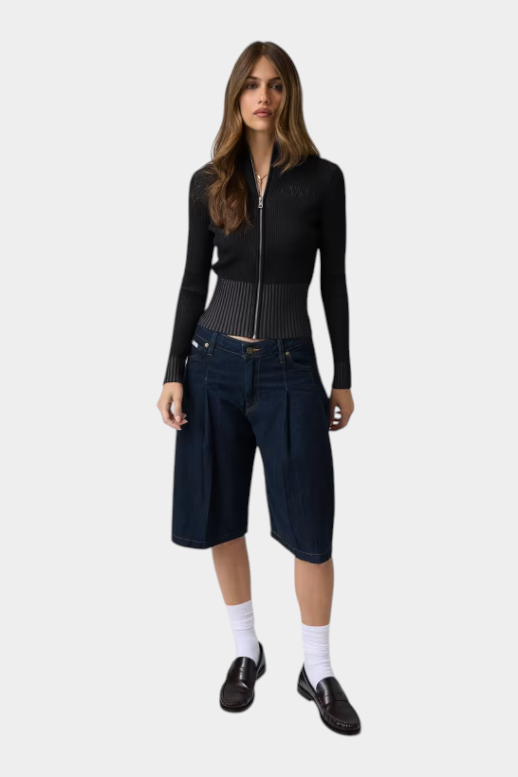Modella indossa maglia Follower SRL GUESS full zip nera in misto lana a coste con maniche lunghe e vestibilità comoda