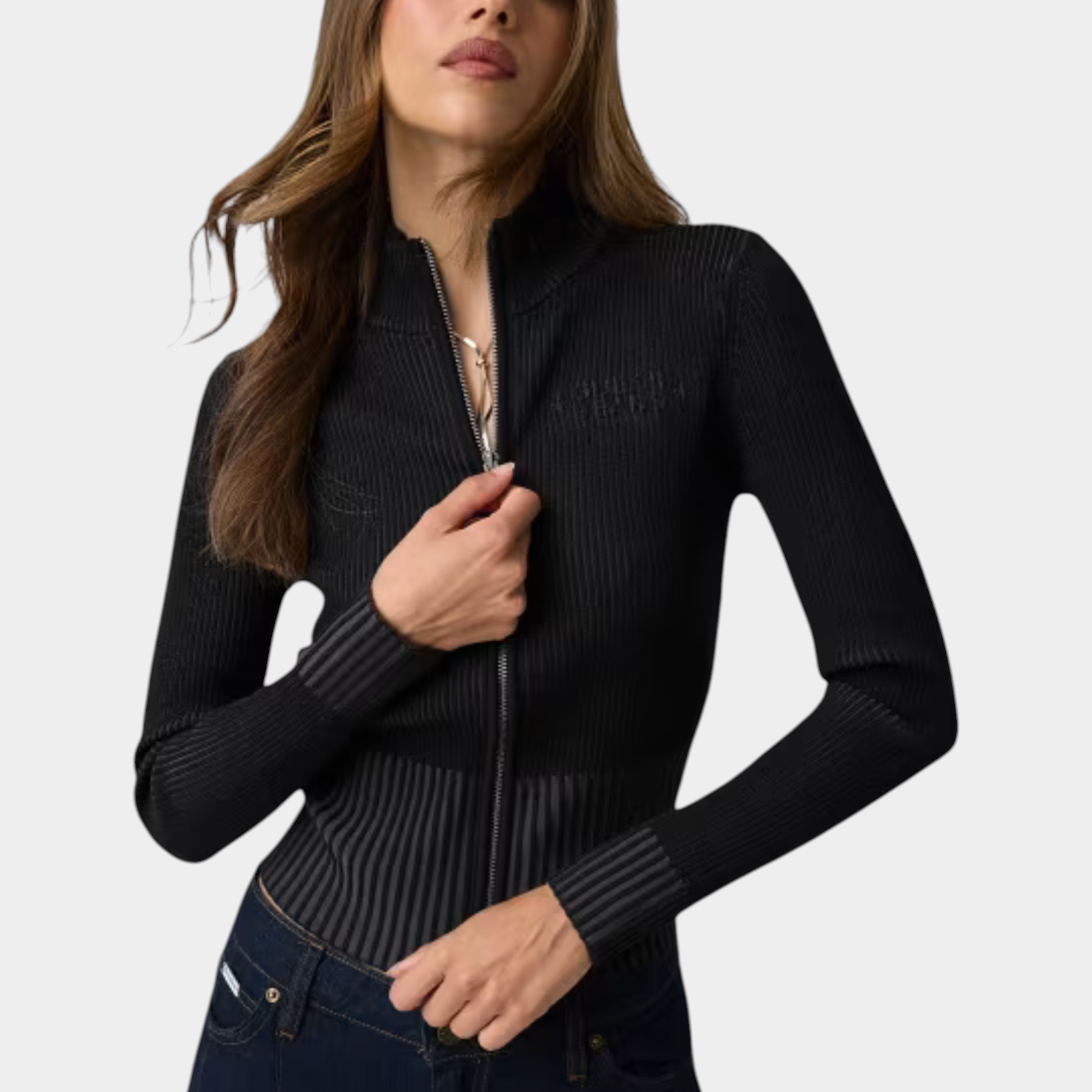 Modella indossa maglia full zip nera a coste in misto lana GUESS di Follower SRL con vestibilità comoda