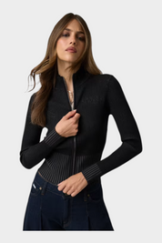 Modella indossa maglia full zip nera a coste in misto lana GUESS di Follower SRL con vestibilità comoda