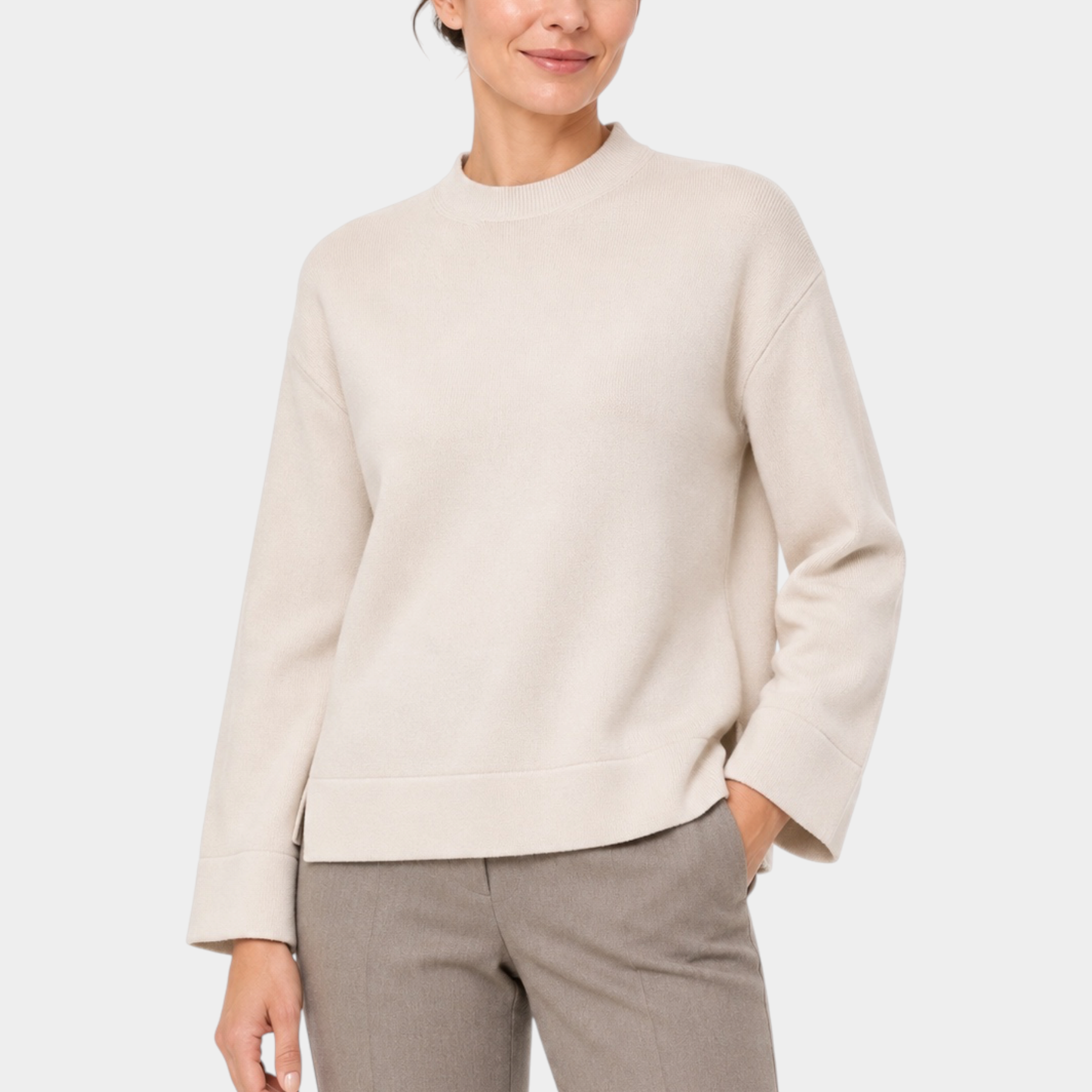 Modella indossa maglia girocollo avorio boxy fit in filo di Follower SRL con maniche ampie e orlo dritto