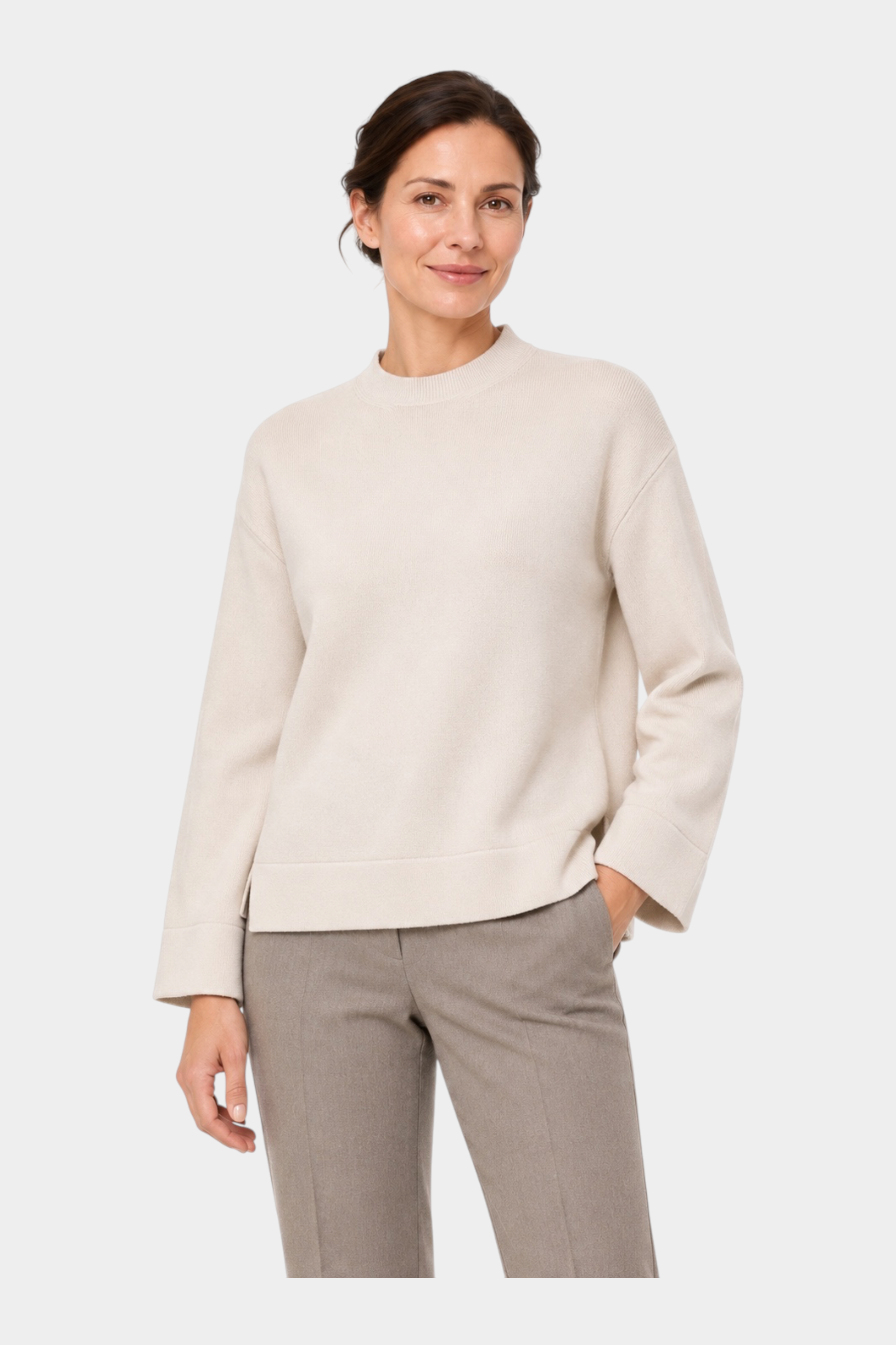 Modella indossa maglia girocollo avorio boxy fit in filo di Follower SRL con maniche ampie e orlo dritto