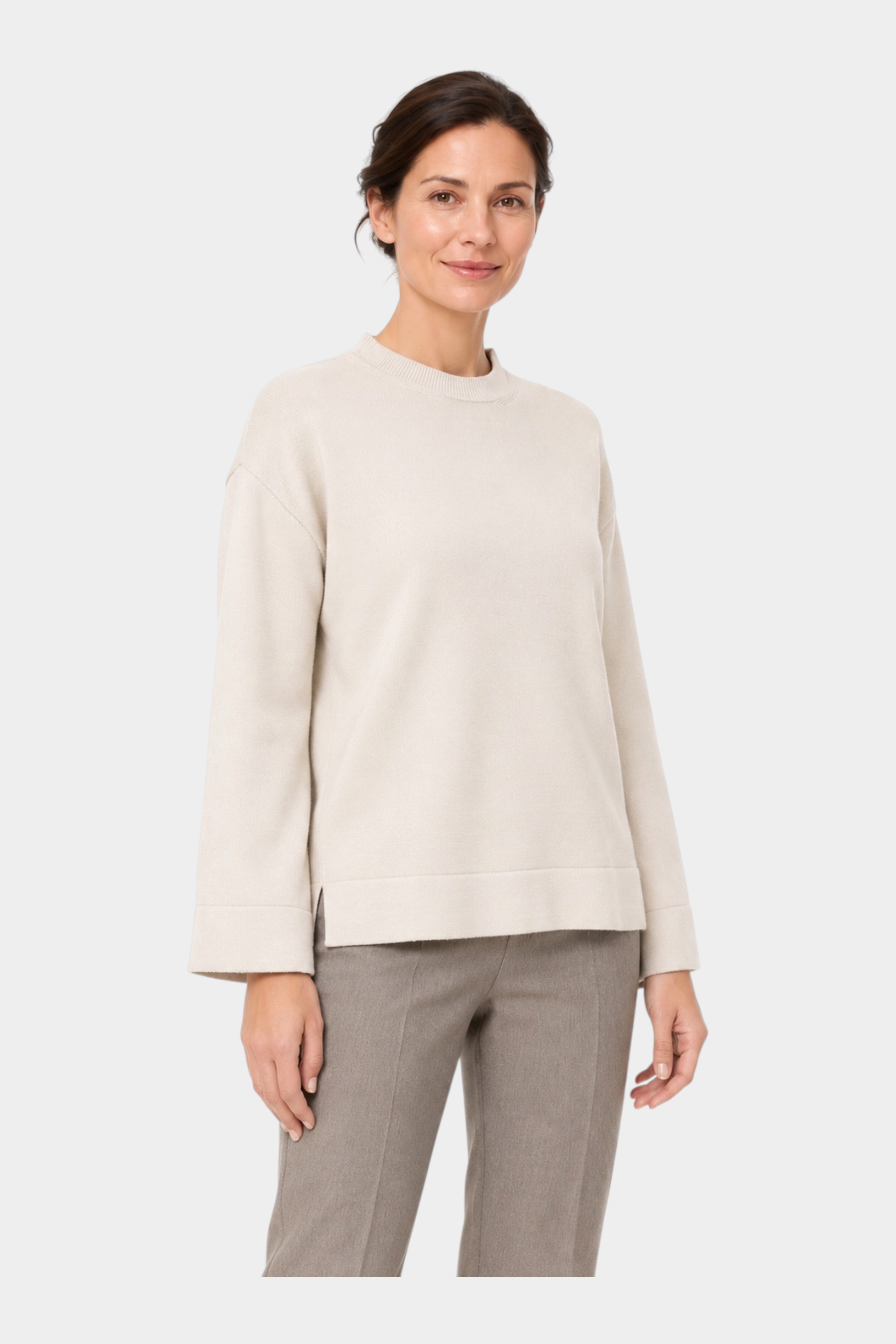 Modella indossa maglia girocollo avorio Follower SRL con vestibilità boxy e spacchi laterali su fondo bianco