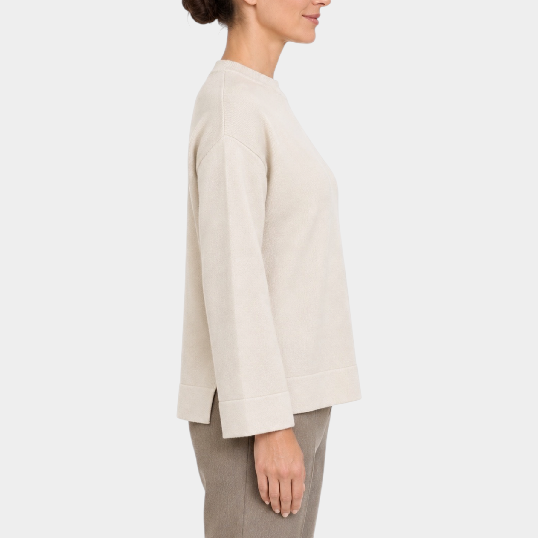 Modella indossa maglia girocollo Follower SRL color avorio con vestibilità boxy e spacchi laterali, vista laterale