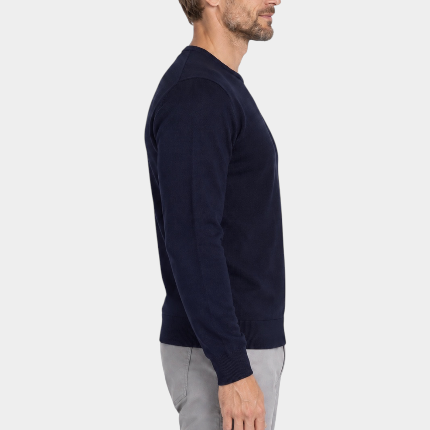 Modello indossa maglia girocollo blu navy in filo di Follower SRL, vista laterale su sfondo bianco
