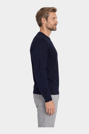 Modello indossa maglia girocollo blu navy in filo di Follower SRL, vista laterale su sfondo bianco