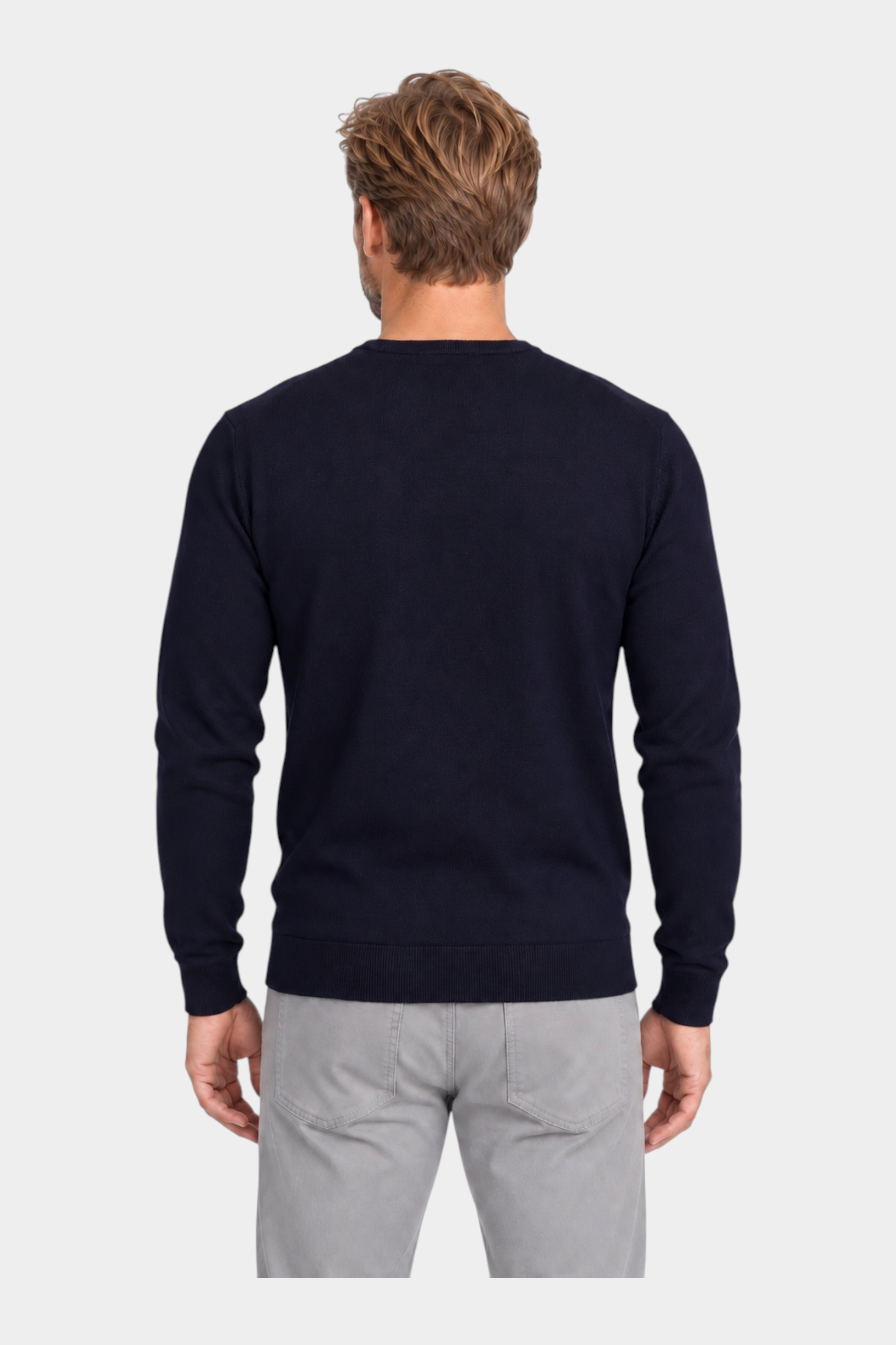 Vista posteriore di un uomo che indossa una maglia girocollo blu navy in filo di Follower SRL con pantaloni grigi